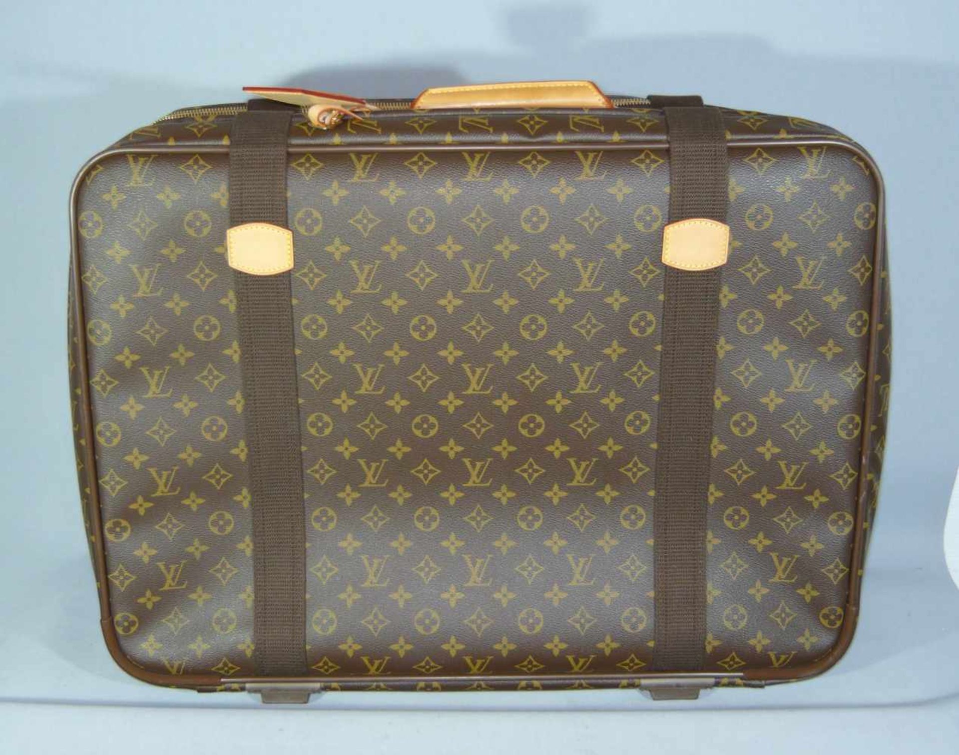 Louis Vuitton. Reisetasche. Einwandfreier Zustand, wie neu. Maße ca. 14x44x60 cm.Louis Vuitton. - Image 3 of 4