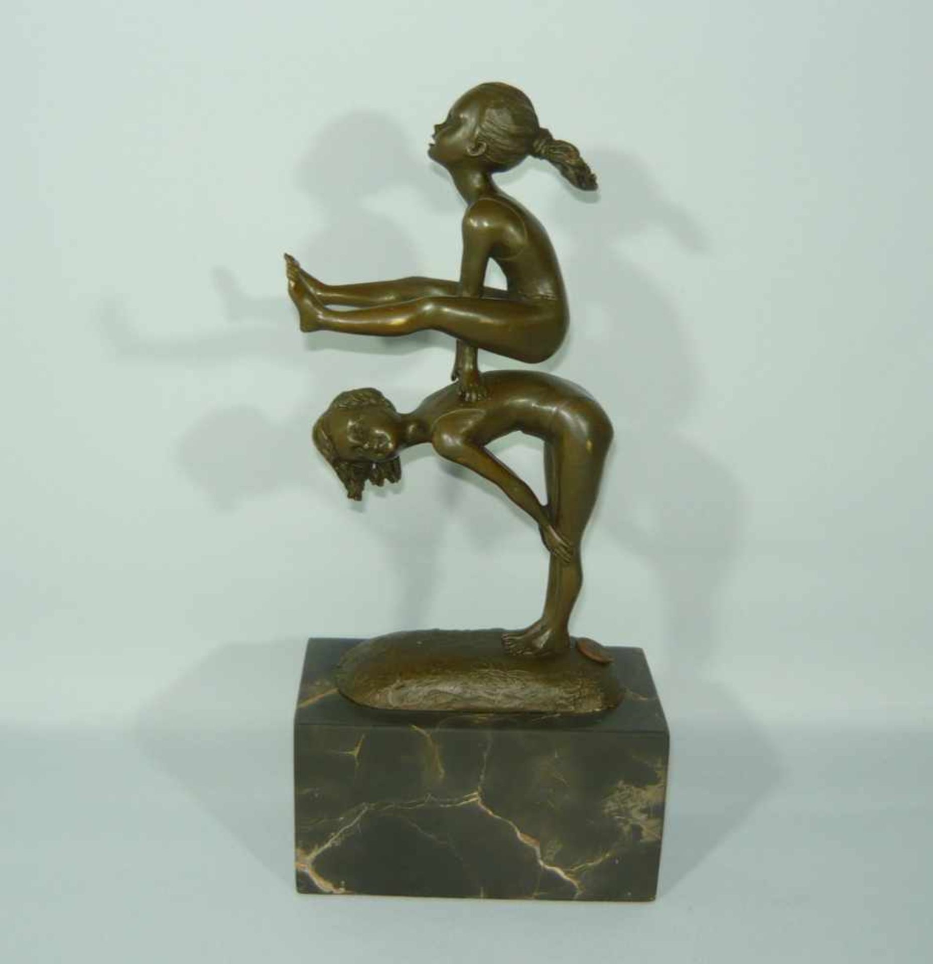 Unbek. Künstler. Zwei turnende Mädchen. Bronze. Montiert auf Steinsockel. Wohl 20. Jhdt. H. ca. 29