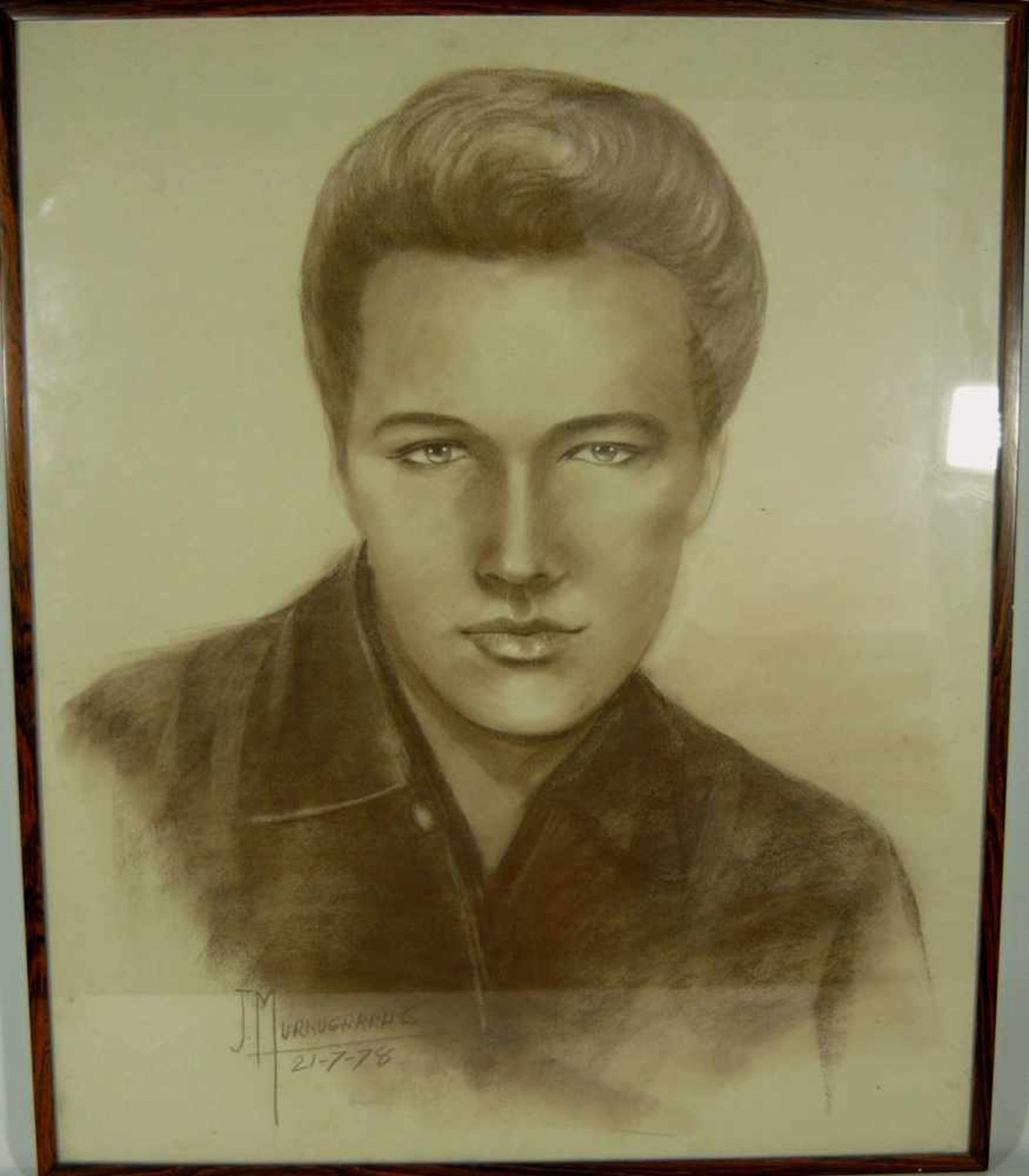 J. Murkogarrac (?). Portrait von Elvis. Kohlezeichnung. Sign. u. dat. u. li. 1978. Hinter Glas