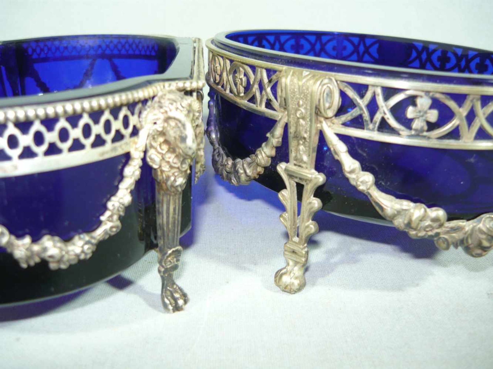 Zwei große Tischschalen im Klassizistischen Stil. Gestelle min. 800er Silber. Blaue Glaseinsätze - Bild 3 aus 4