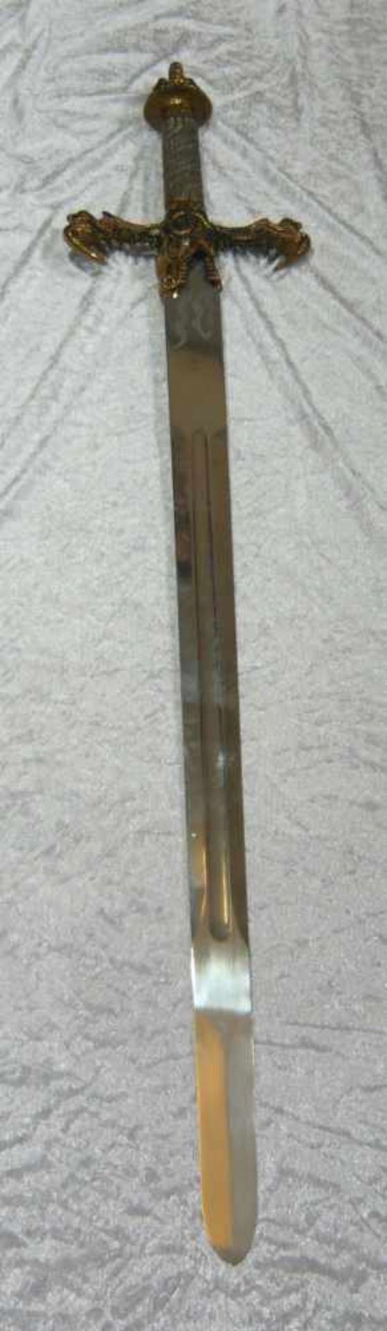 Übergroßes und beeindruckendes Fantasy-Schwert. L. ca. 125 cm.Oversized and breathtaking fantasy-