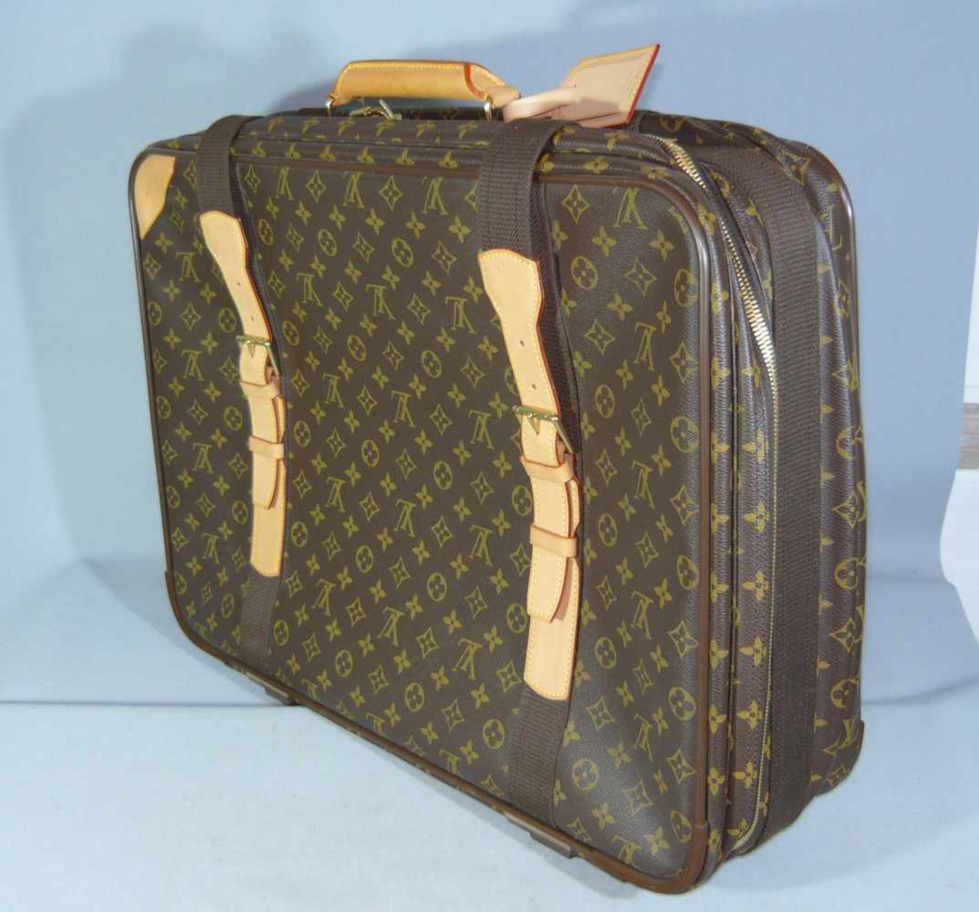Louis Vuitton. Reisetasche. Einwandfreier Zustand, wie neu. Maße ca. 14x44x60 cm.Louis Vuitton. - Image 2 of 4