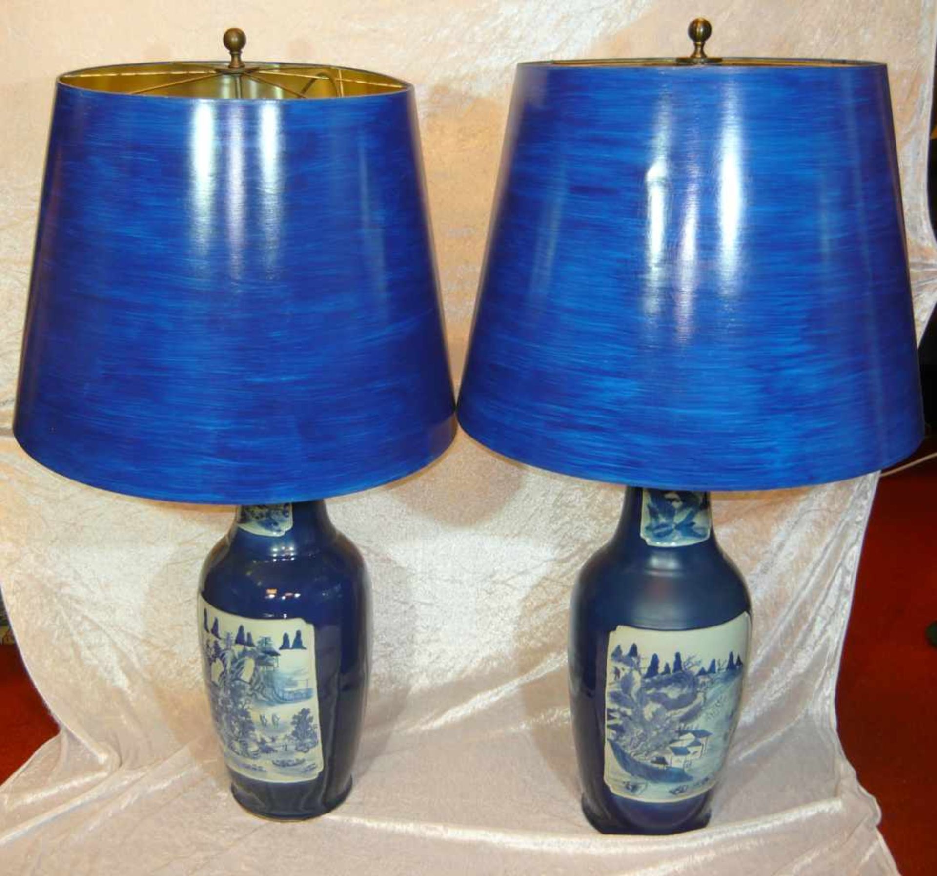 Paar chinesische Vasen mit Lampenmontierungen. Keine Bohrung an den Vasen vorhanden. Kabel tritt aus
