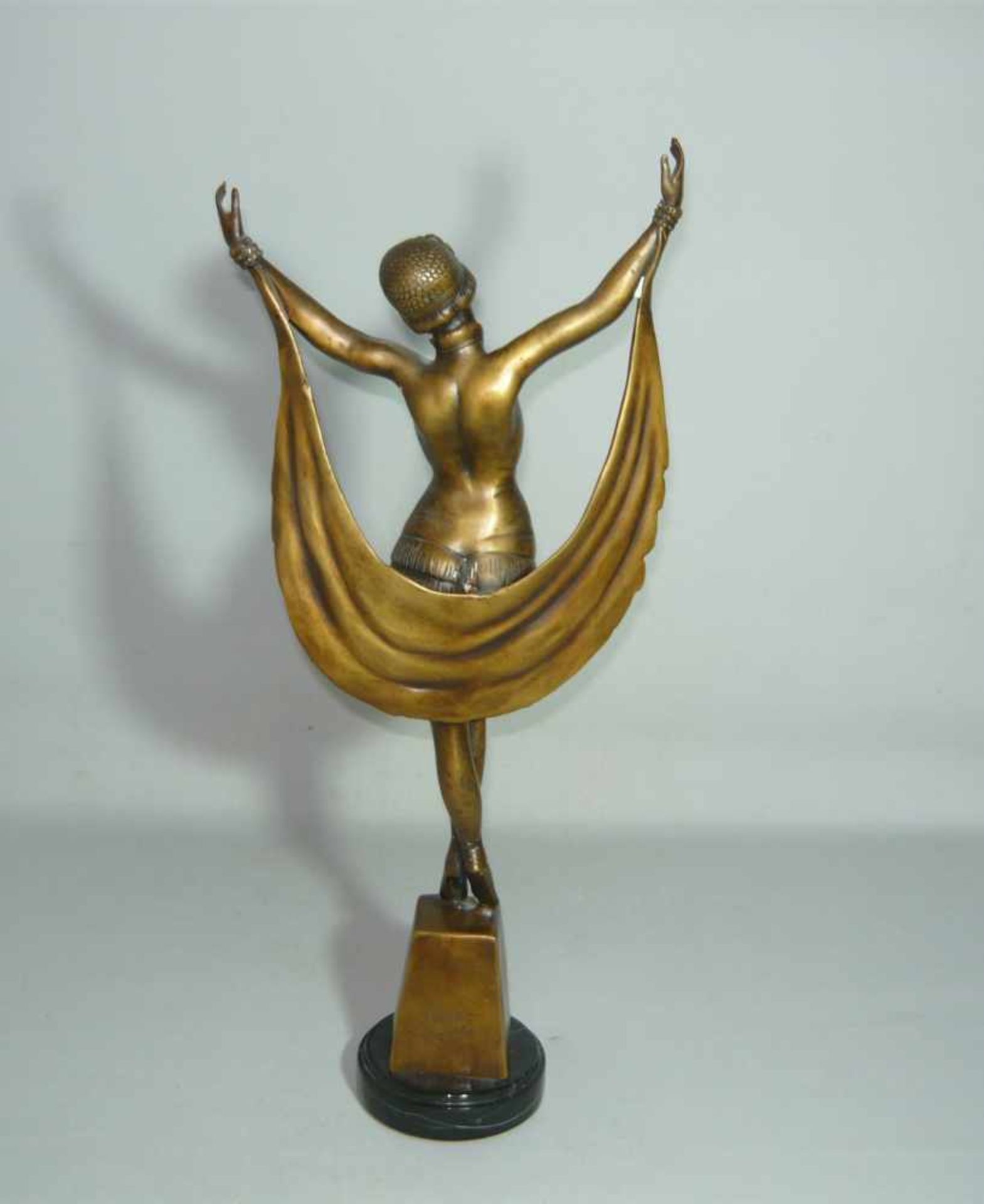 Aime. Große Art Déco Tänzerin auf Sockel. Bronze. H. ca. 48 cm.Aime. Large art déco female dancer on - Bild 3 aus 3