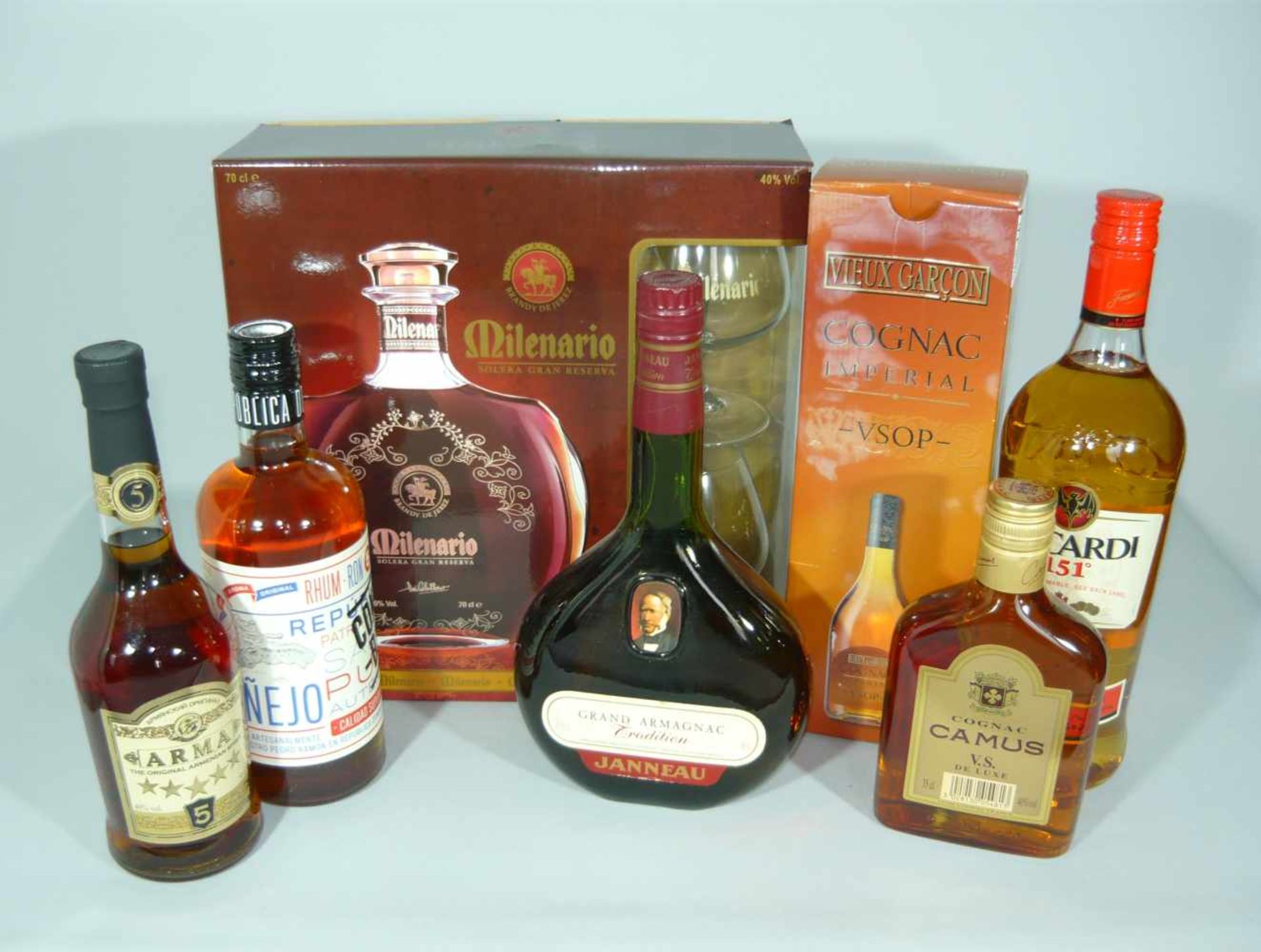 Spannendes Konvolut Spirituosen. Cognac, Armagnac, Rum, u.a. Sieben Flaschen. Keine Ausgabe an
