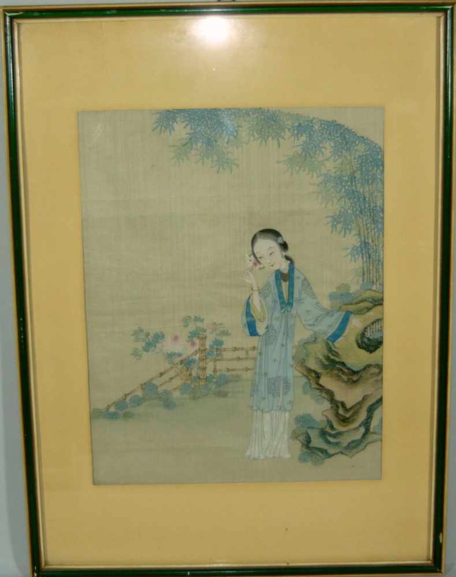 Unbek. Künstler. Junges Mädchen mit Blume. Seidenmalerei. Hinter Glas gerahmt. Rahmen ca. 30,5x41