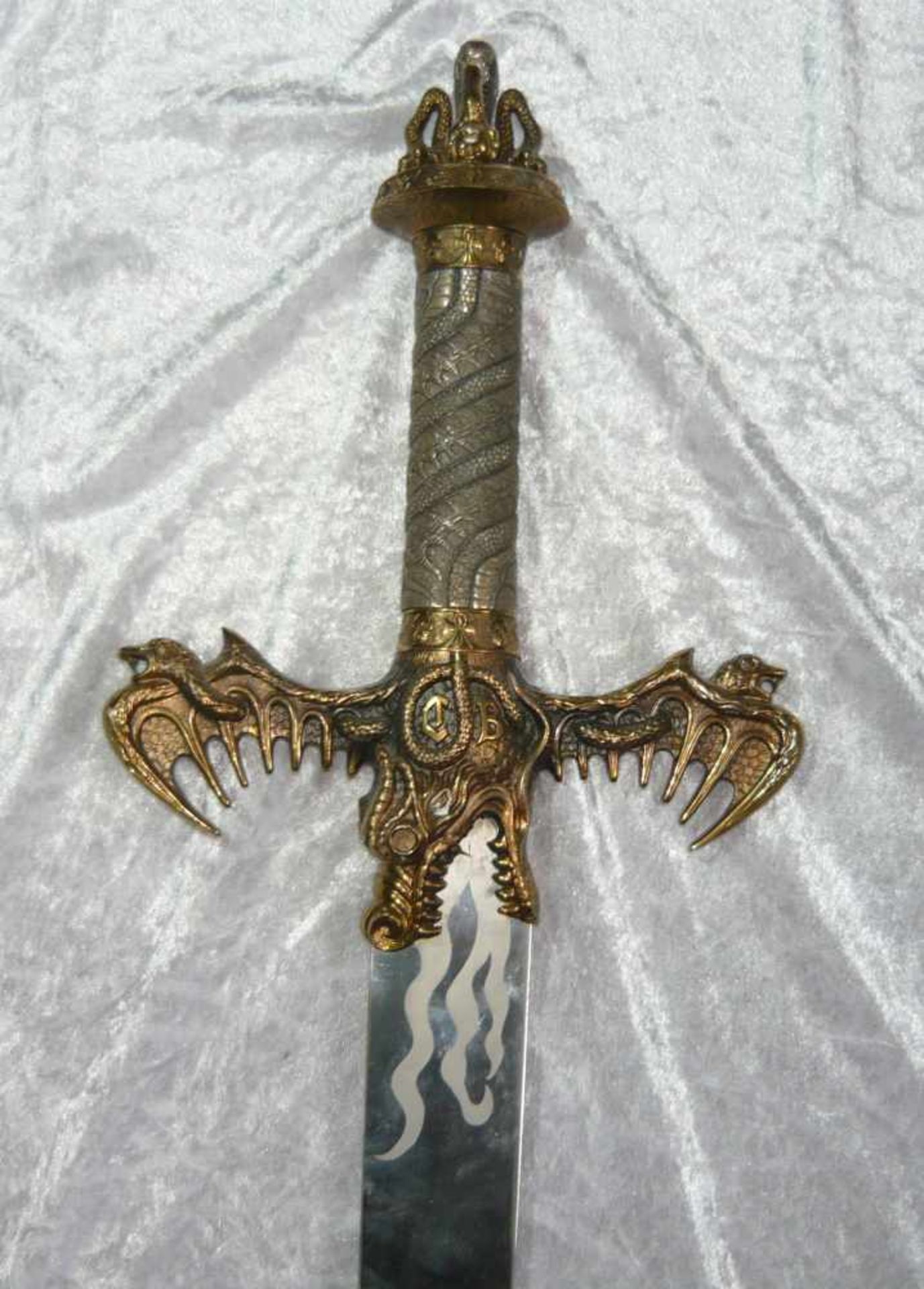 Übergroßes und beeindruckendes Fantasy-Schwert. L. ca. 125 cm.Oversized and breathtaking fantasy- - Bild 2 aus 2