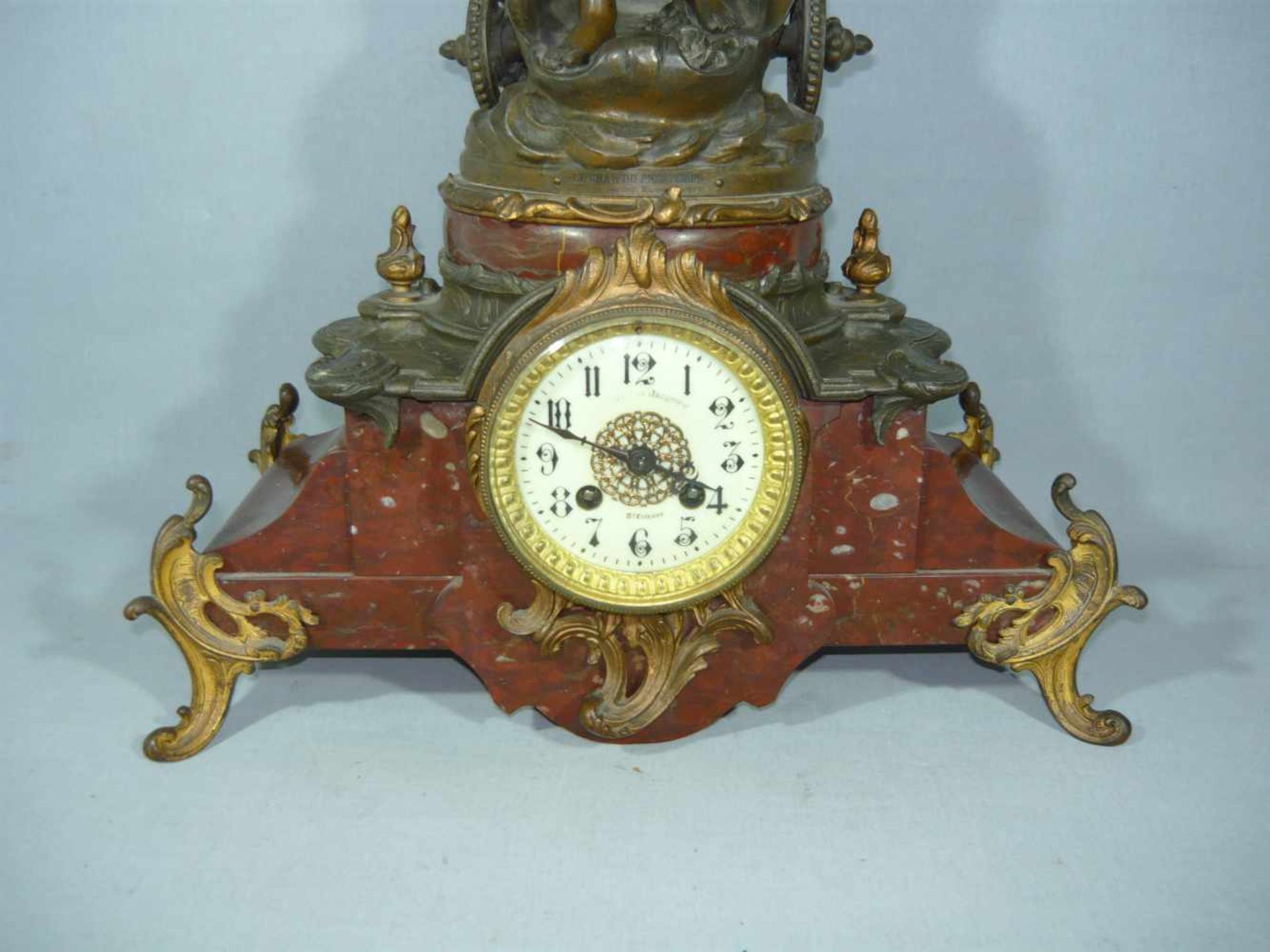 Große französische Uhr. Wohl um 1890. H. ca. 75 cm. Werk nicht geprüft.Large french watch. Prob. - Bild 2 aus 4