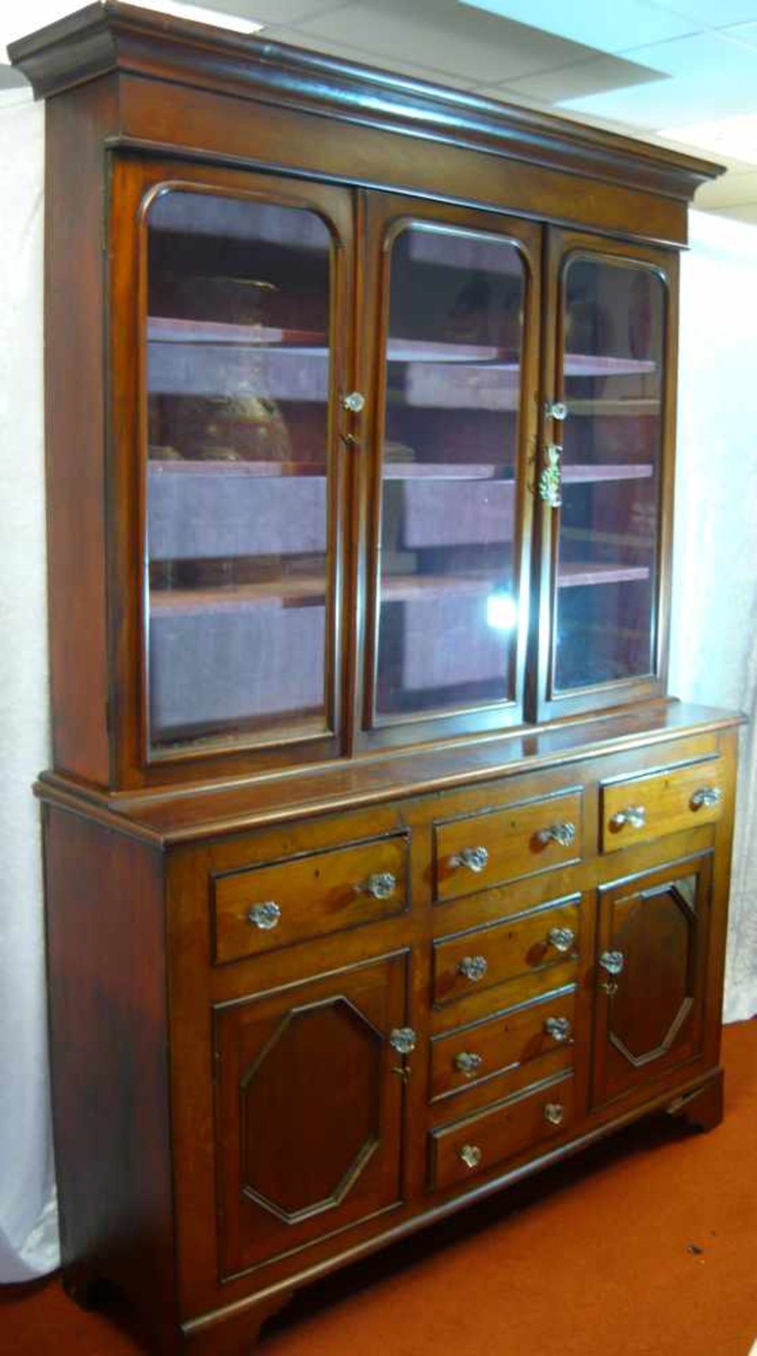 Großer englischer Vitrinenaufsatzschrank. Mahagoni Furnier. Moderne Glasknäufe. England, um 1850.