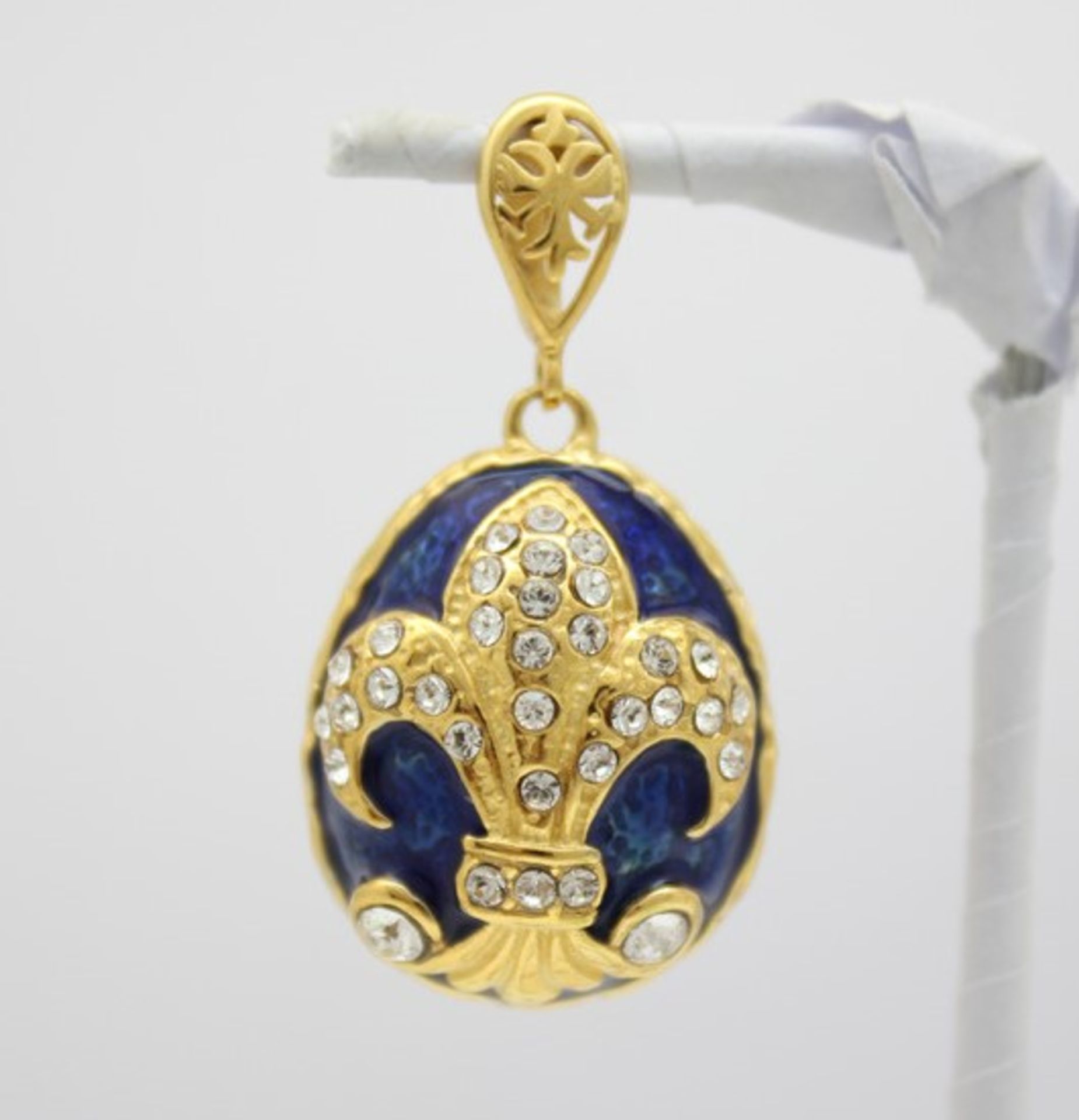 Blaues Ei mit französischer Lilie. Kettenanhänger in russischem Faberge-Stil. 925 Sterling Silber,