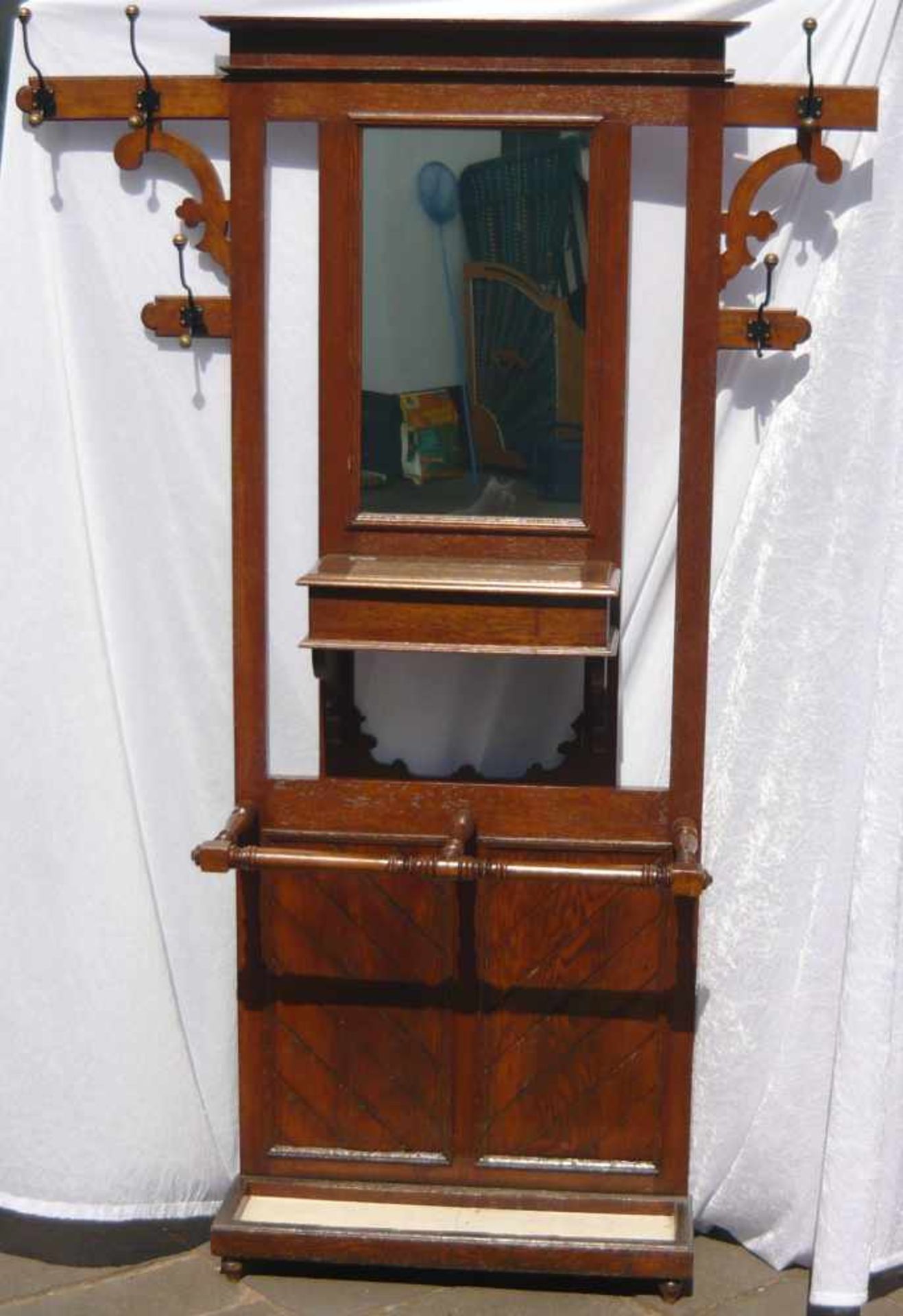 Jugendstil Garderobe mit grünem Glaseinsatz. Um 1900. Maße ca. 176x74x29 cm.Art nouveau wardrobe