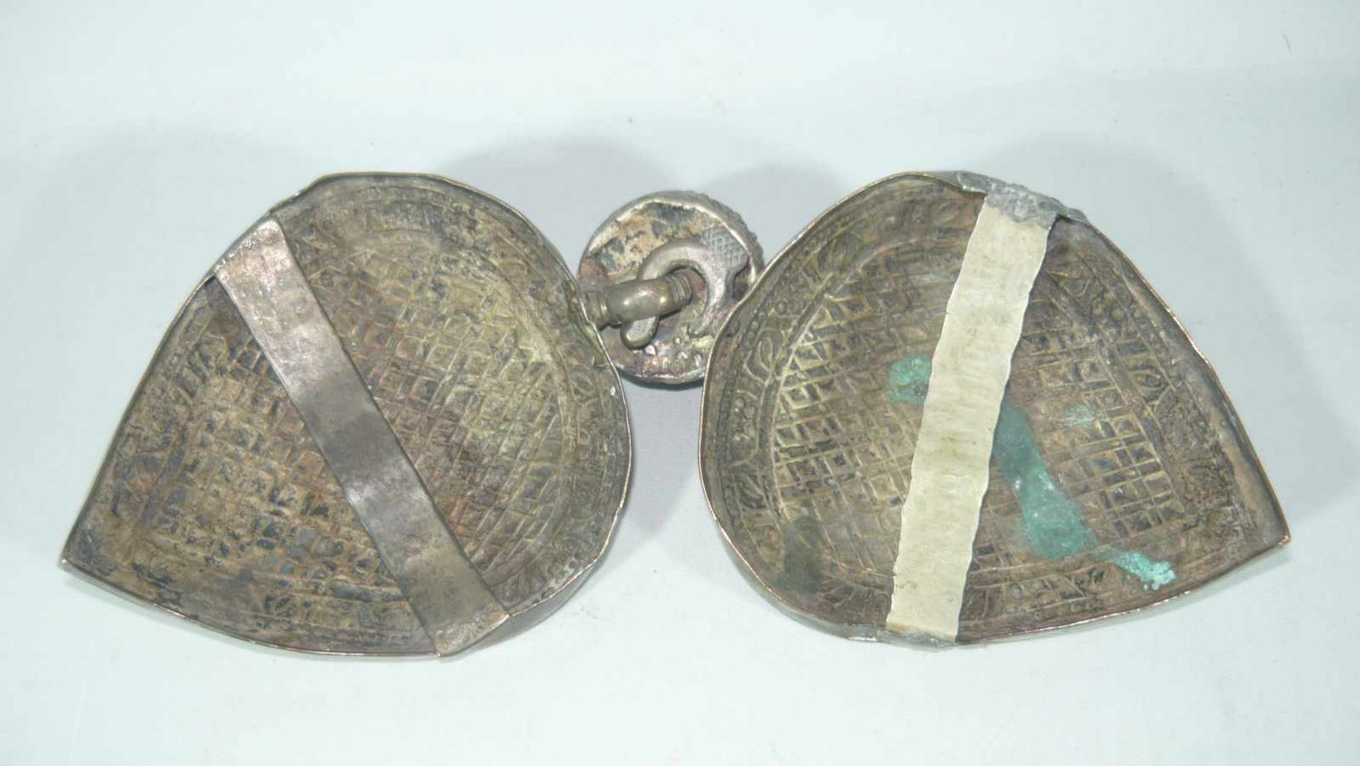 Gürtelschließe. Isfahan, Persien, um o. nach 1900. Wohl Silber. Gew. ca. 280 g. Br. ges. ca. 27 cm. - Bild 2 aus 2