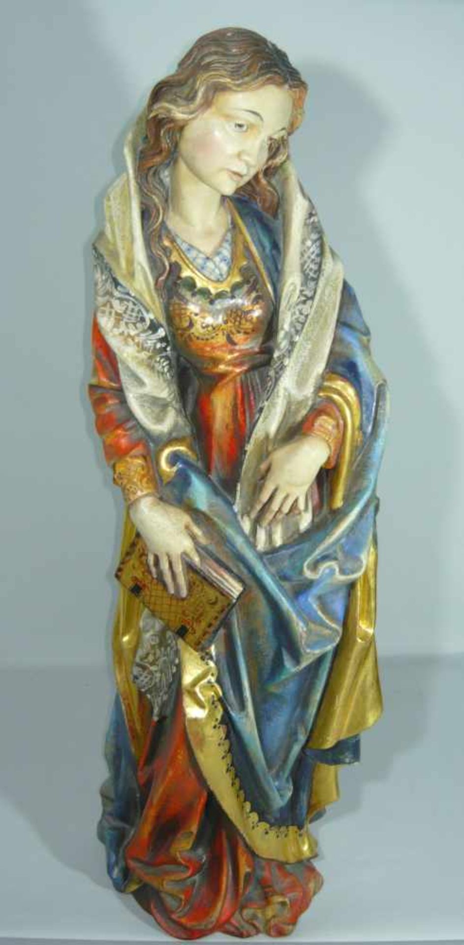 Große Figur. Darstellung der Maria mit Buch. Holz, handgeschnitzt u. farbig gefasst. Wohl 20.
