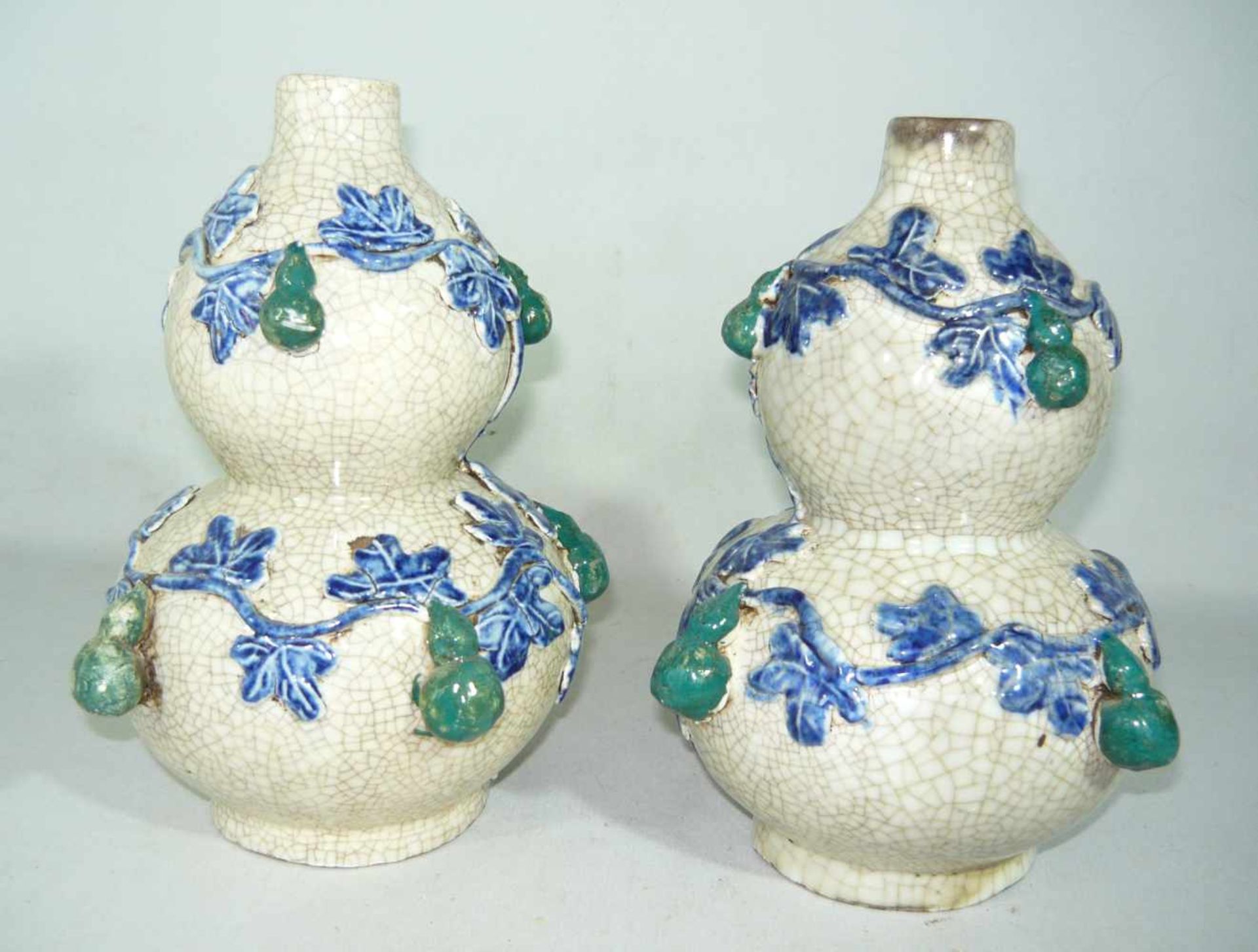 Paar Vasen in Kalebassen Form mit umlaufenden Blättern u. Früchteranken. Krakeleeglasur. China, wohl