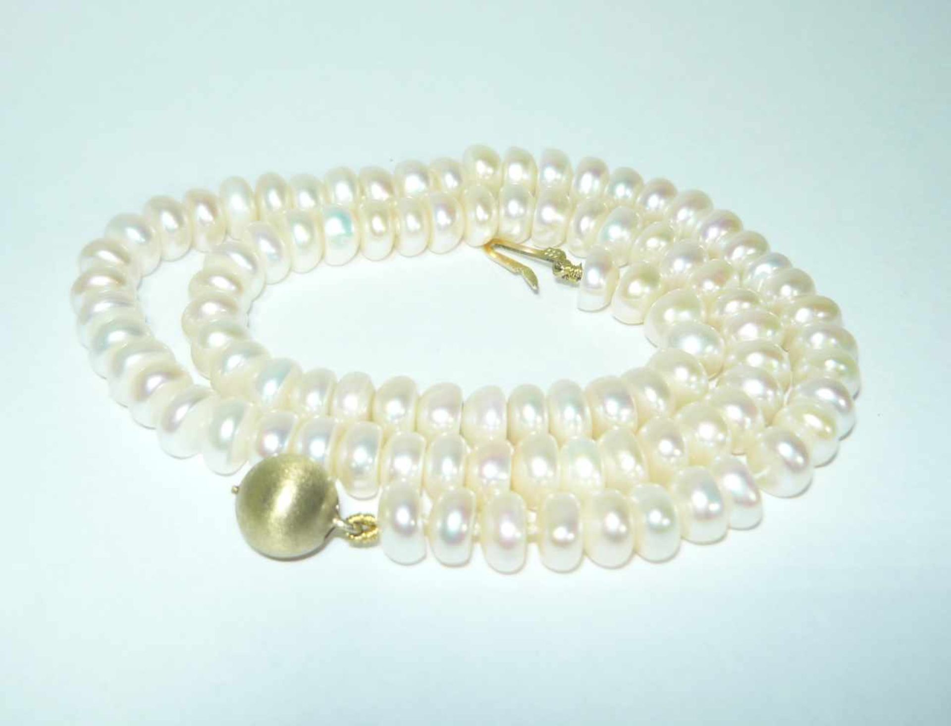Perlenkette in schönem Lüster mit Goldverschluss. 333er GG (8K).Pearl necklace w. nice lustre w.