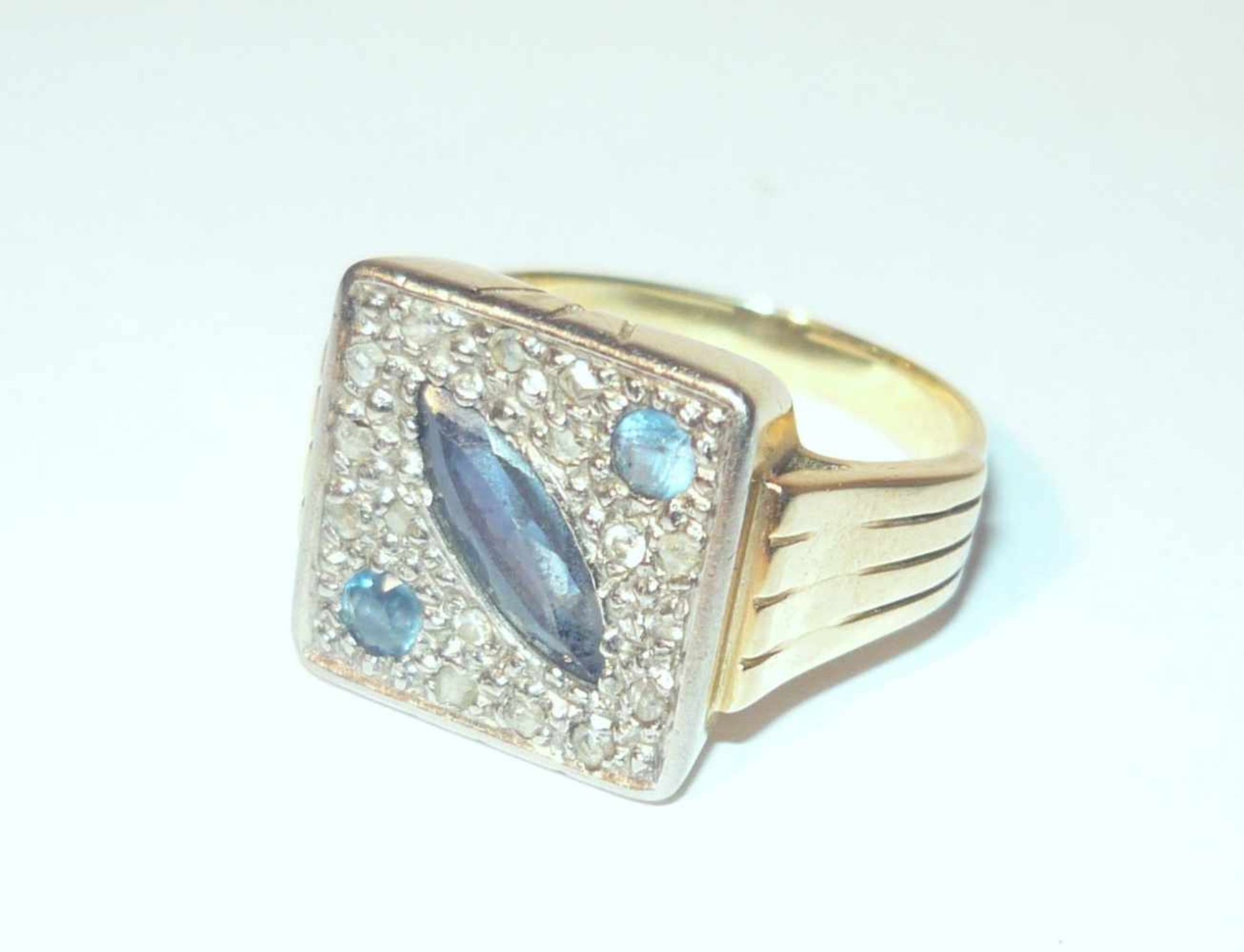 Außergewöhnlicher Diamant-Saphir-Ring. 585er GG (14K). Gew. ca. 7,2 g. Extraordinary diamond-