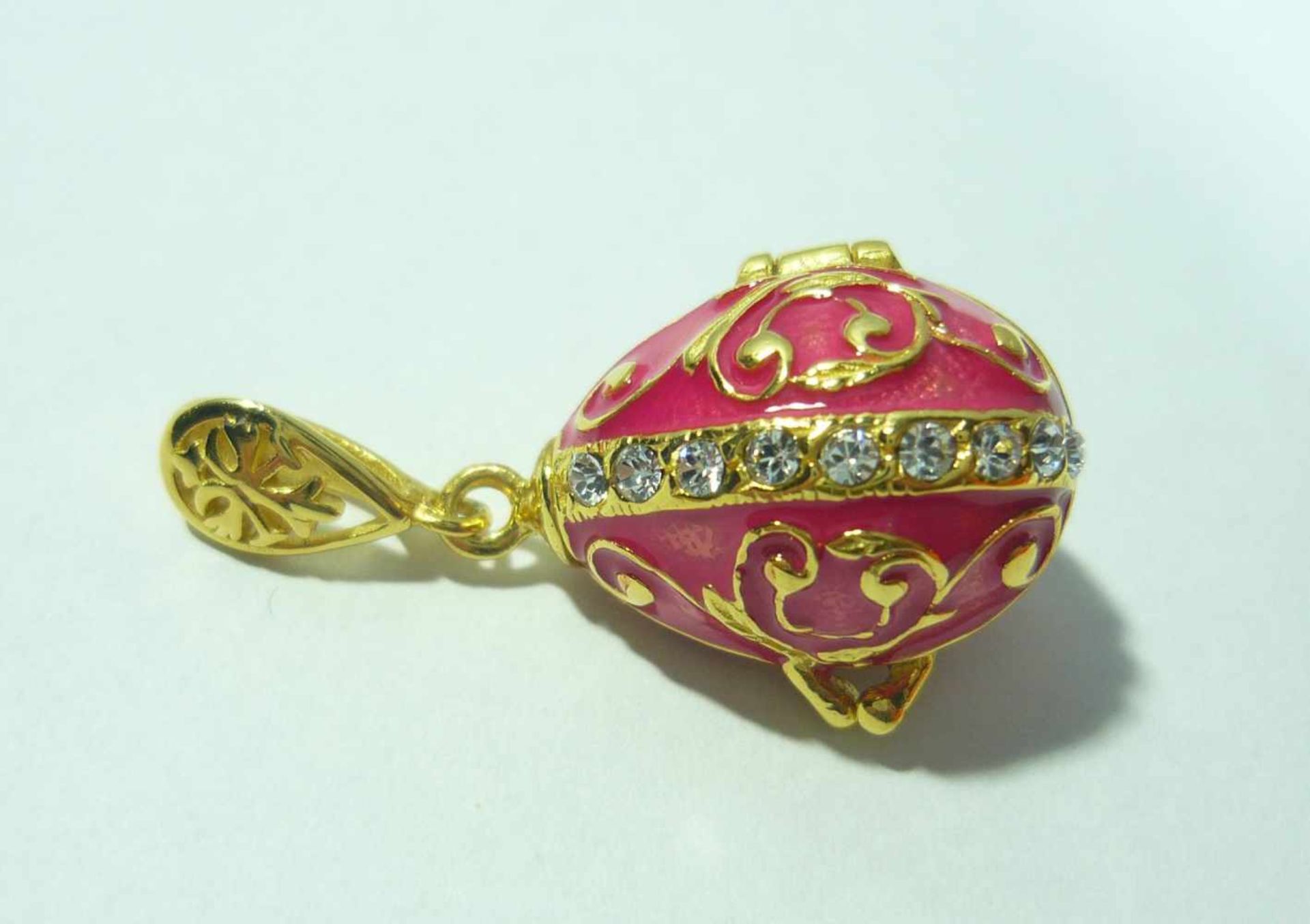 Rosa Ei. Kettenanhänger in russischem Faberge-Stil. 925 Sterling Silber, farbig emailliert und mit