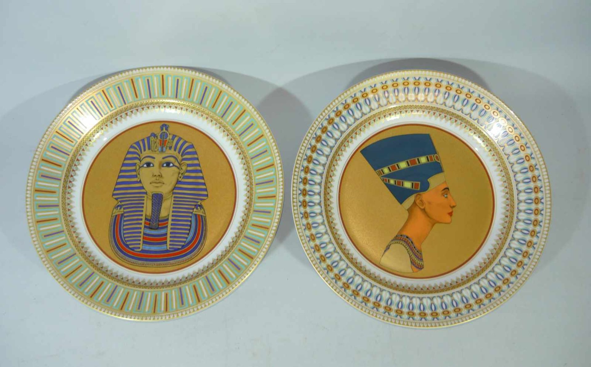 Kaiser. Zwei große limitierte Wandplatten mit ägyptischen Motiven. DM ca. 32 cm.Kaiser. Two large