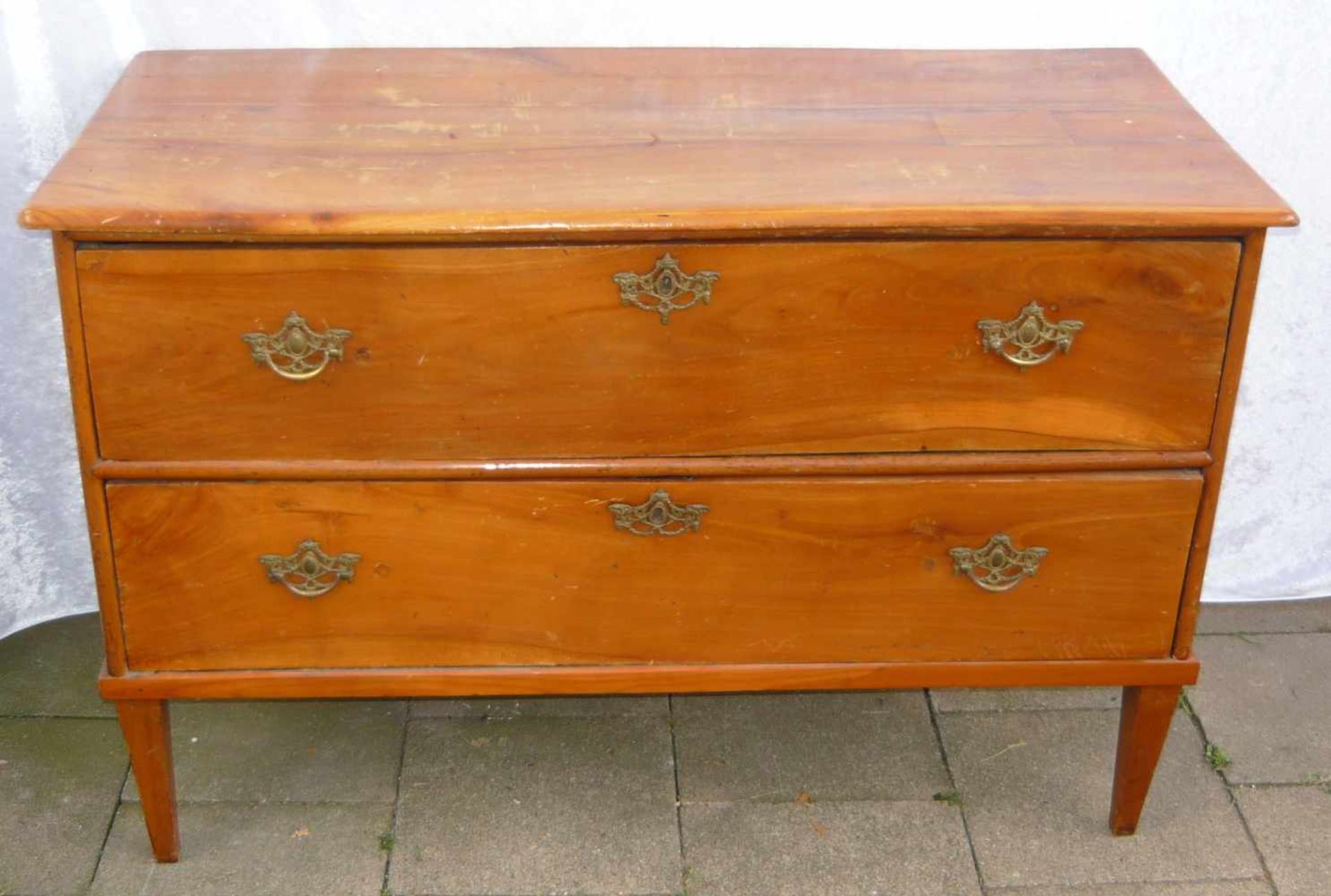 Seltene Empirekommode. Um 1800. Rest. u. Altersspuren. H. ca. 73x110x15 cm.Rare empire dresser. Um