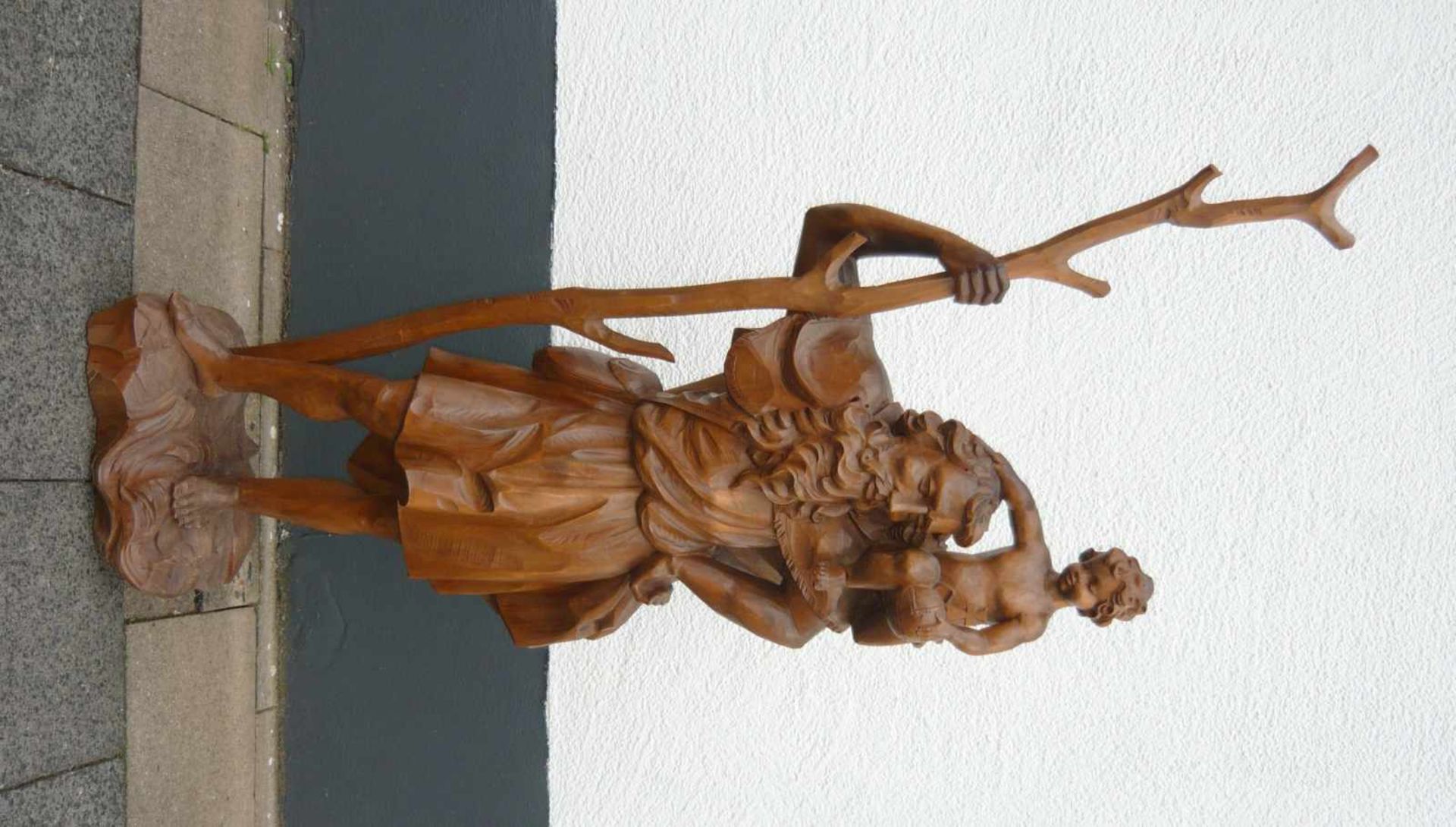 Große Holzfigur des Heiligen Christophorus mit Jesuskind. Handgeschnitzt. Wohl um 1950. Ges. H.