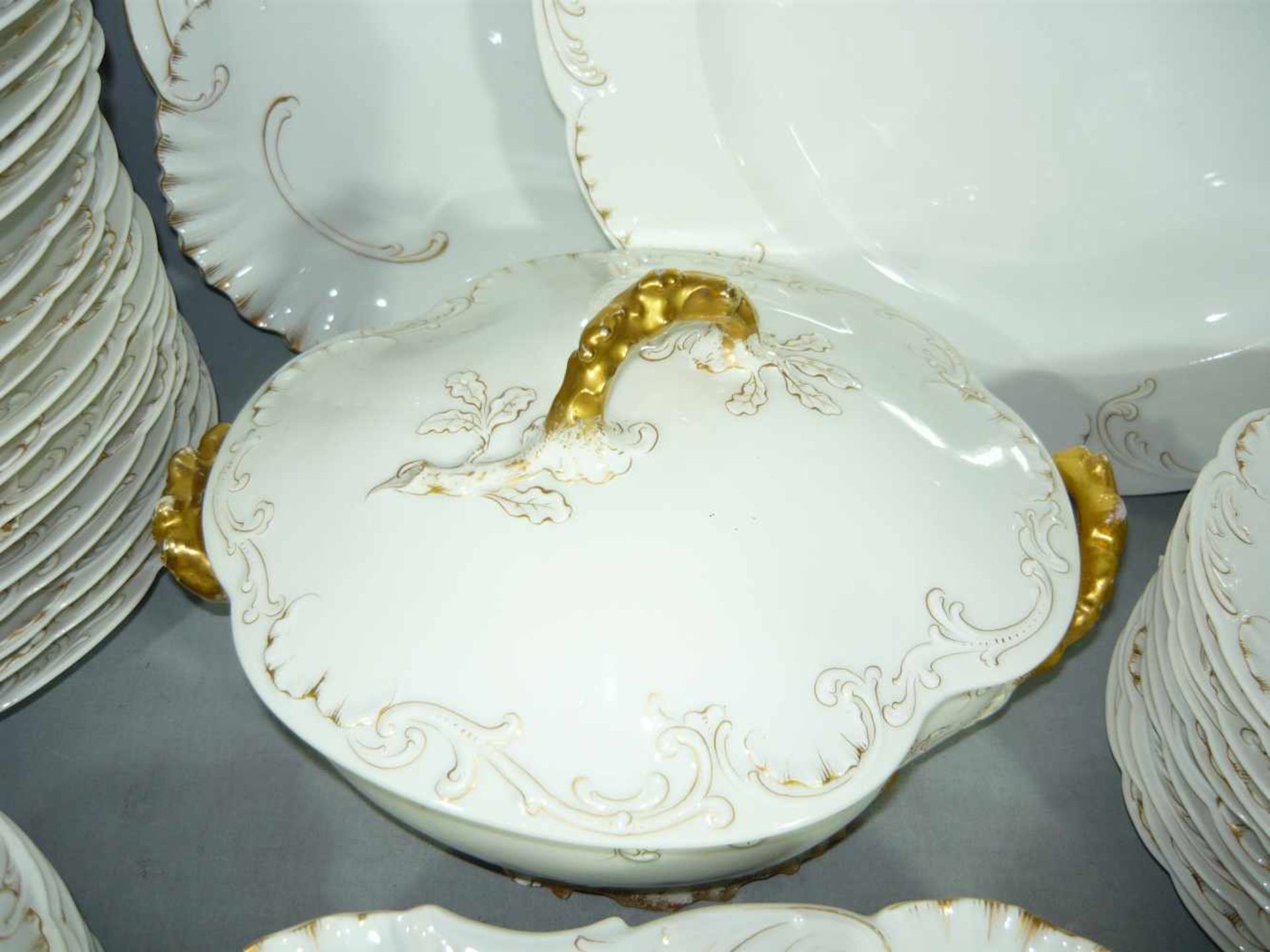 Rosenthal. Dekor Louis XIV. Umfangreiches Service. Über 50 Einzelteile. Wohl um 1900. ca. 2-3 Teller - Bild 2 aus 4