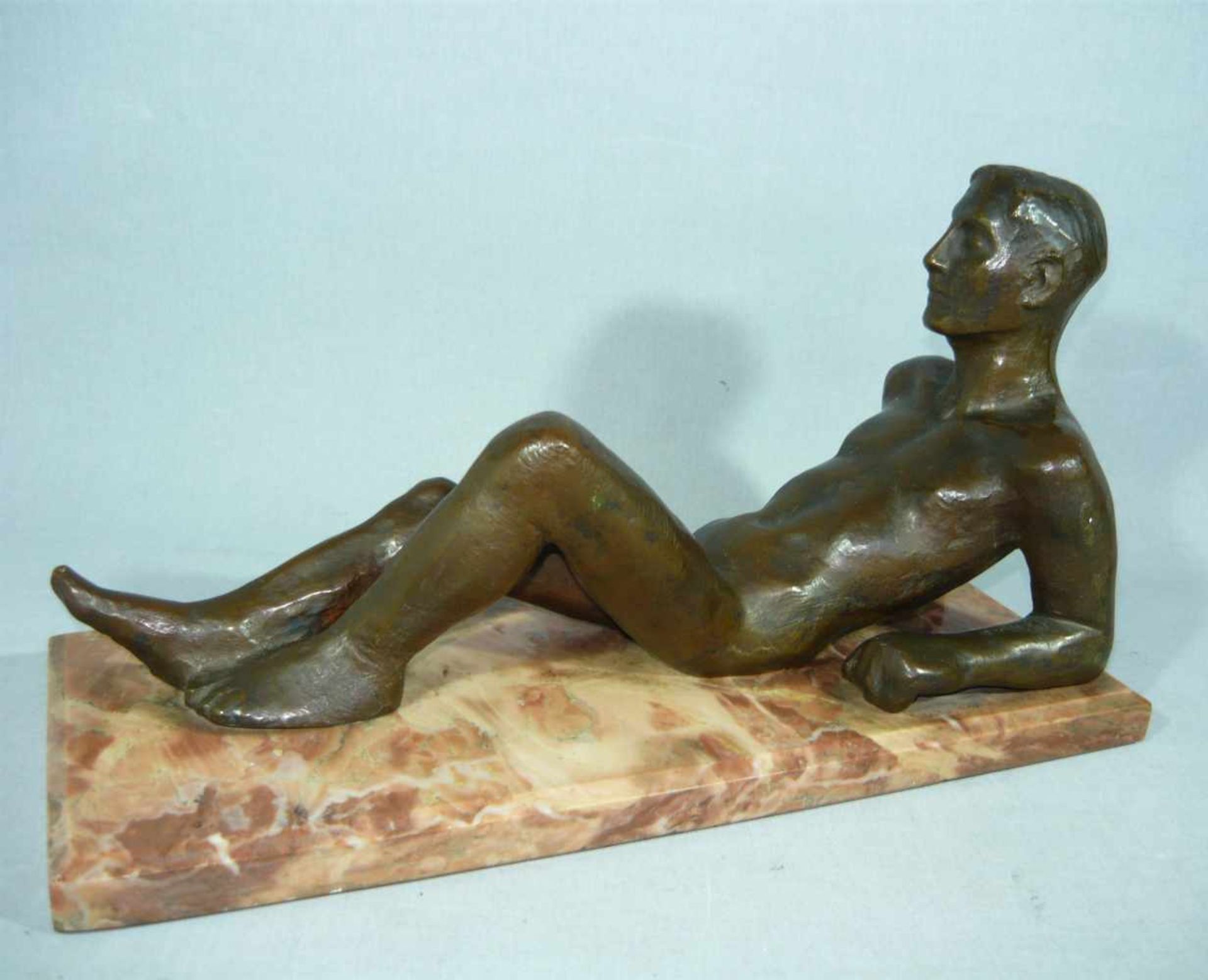 Skulptur eines liegenden männlichen Aktes. Bronze auf Steinsockel montiert. Wohl 19. Jhdt. Plinthe - Bild 3 aus 3