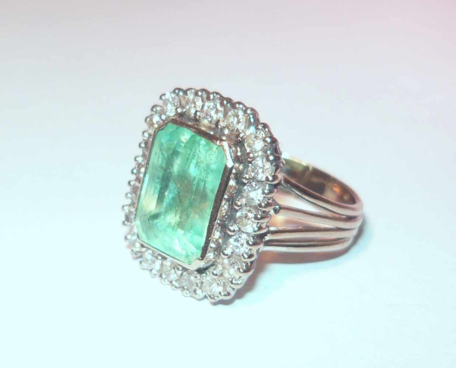 Exklusiver Smaragd-Brillant-Ring in 585er WG (14K). 20 Brillanten, zus. ca. 0,6 ct. Gew. ca. 12 g.
