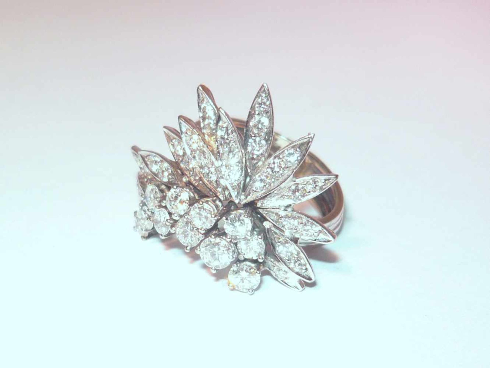 Exklusiver Brillantring in 585er WG (14K). Brillantbesatz ca 1,0 ct. Gew. ca. 7 g. Exclusive diamond