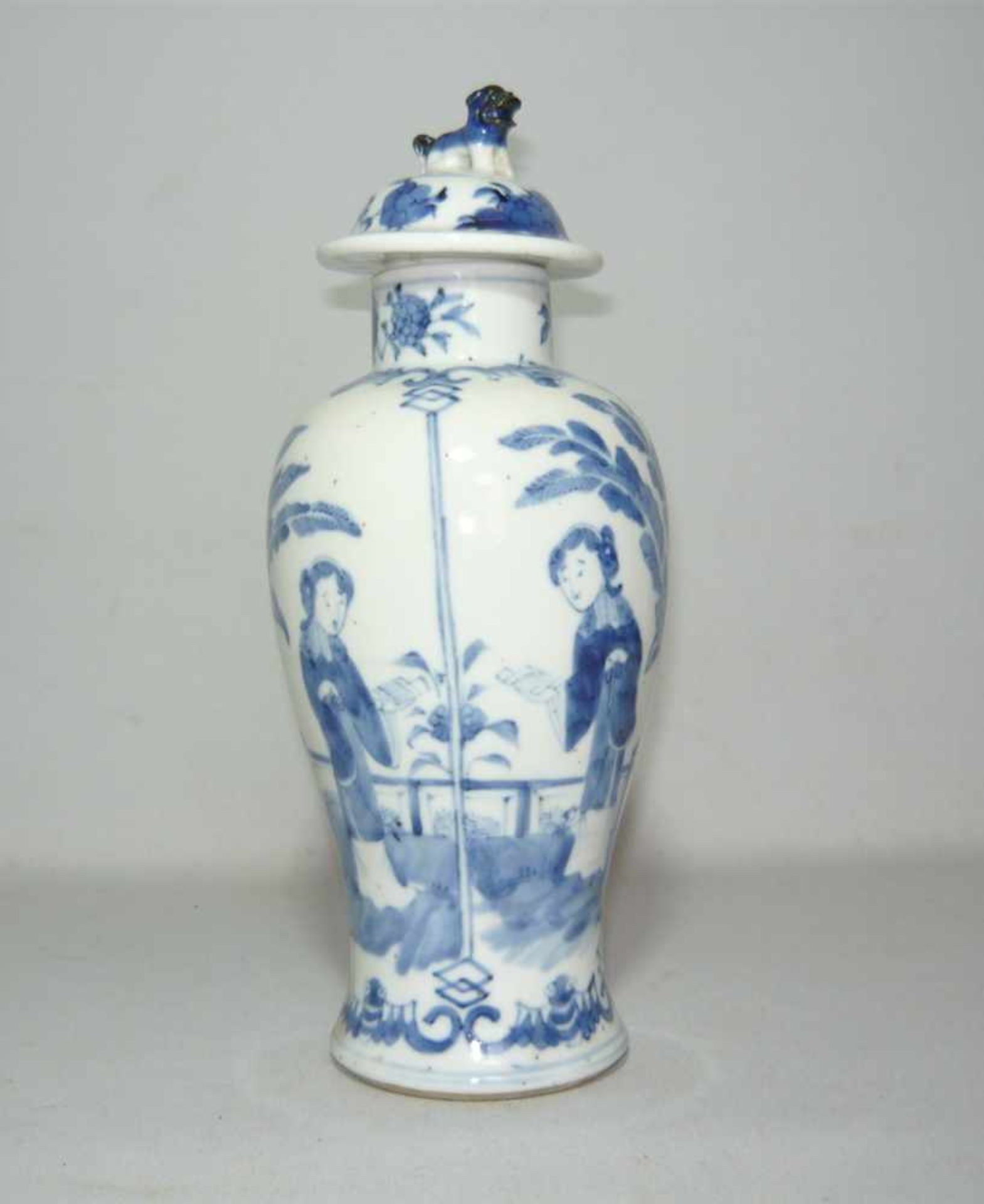 Formschöne Deckelvase. Umlaufende figürliche Szenerie. China, vor 1900. Im Boden gemarkt. H. ca. - Bild 2 aus 4