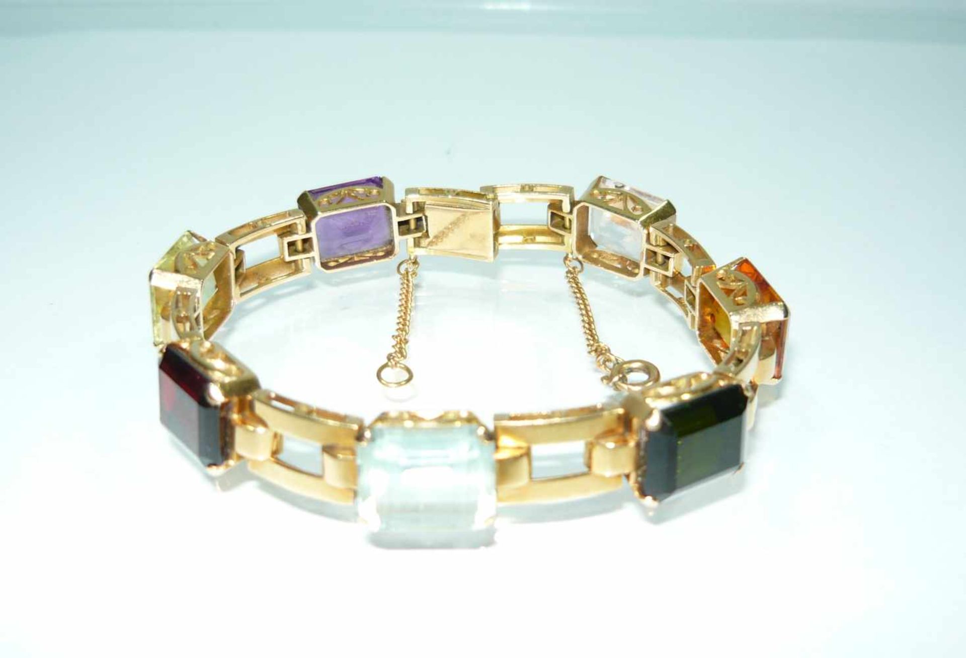 Exklusives Edelsteinarmband. 585er GG. Gew. ca. 31,3 g. Exclusive gem stone bracelet. 585 GG. Weigh.