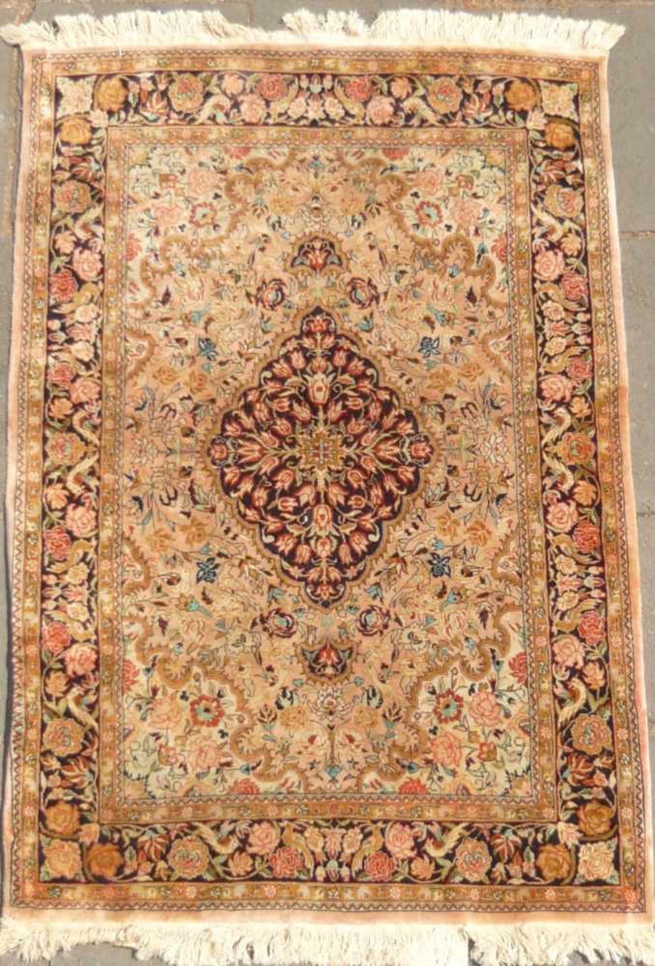 Schöner Vintage Teppich mit floralen Ornamenten und Seide. Belaufen. Maße ca. 106x160cm.Beautiful