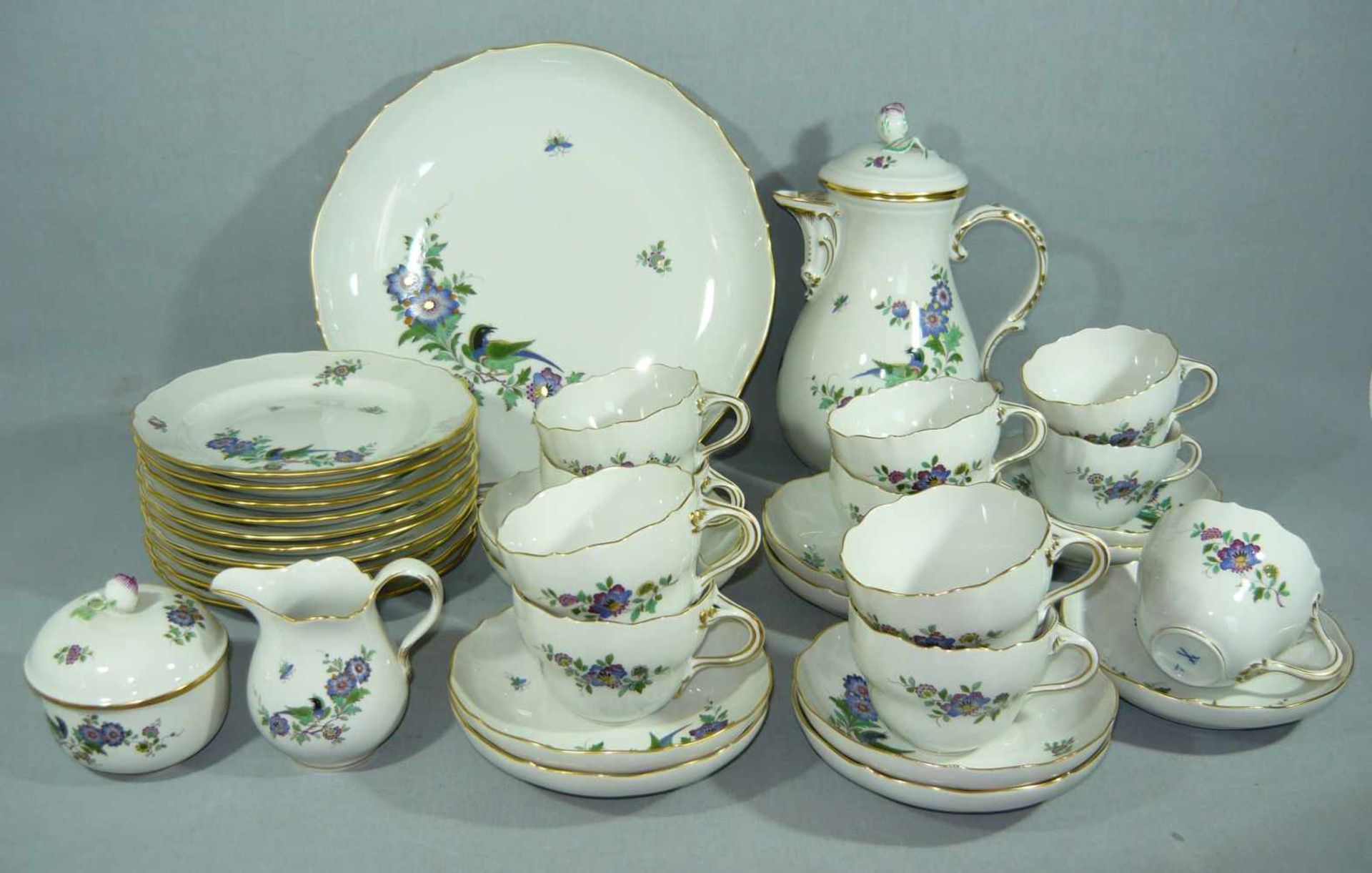 Meissen (Schwerter). Kakiemondekor mit Vogel. Exklusives Kaffeeservice für 11 Personen. Ca. 36