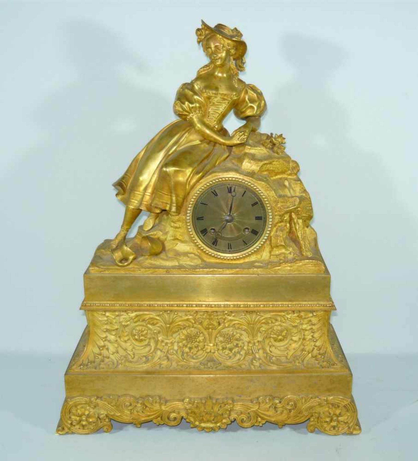 Französische Kaminuhr um 1850. Bronze, vergoldet. Pendel und Schlüssel anbei. Funktion nicht