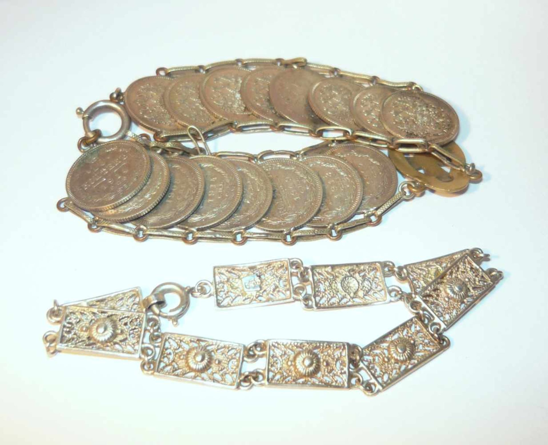 Konvolut zwei Silberarmbänder. Gew. zus. ca. 44 g. Lot of two silver arm bands. Weigh. together app.