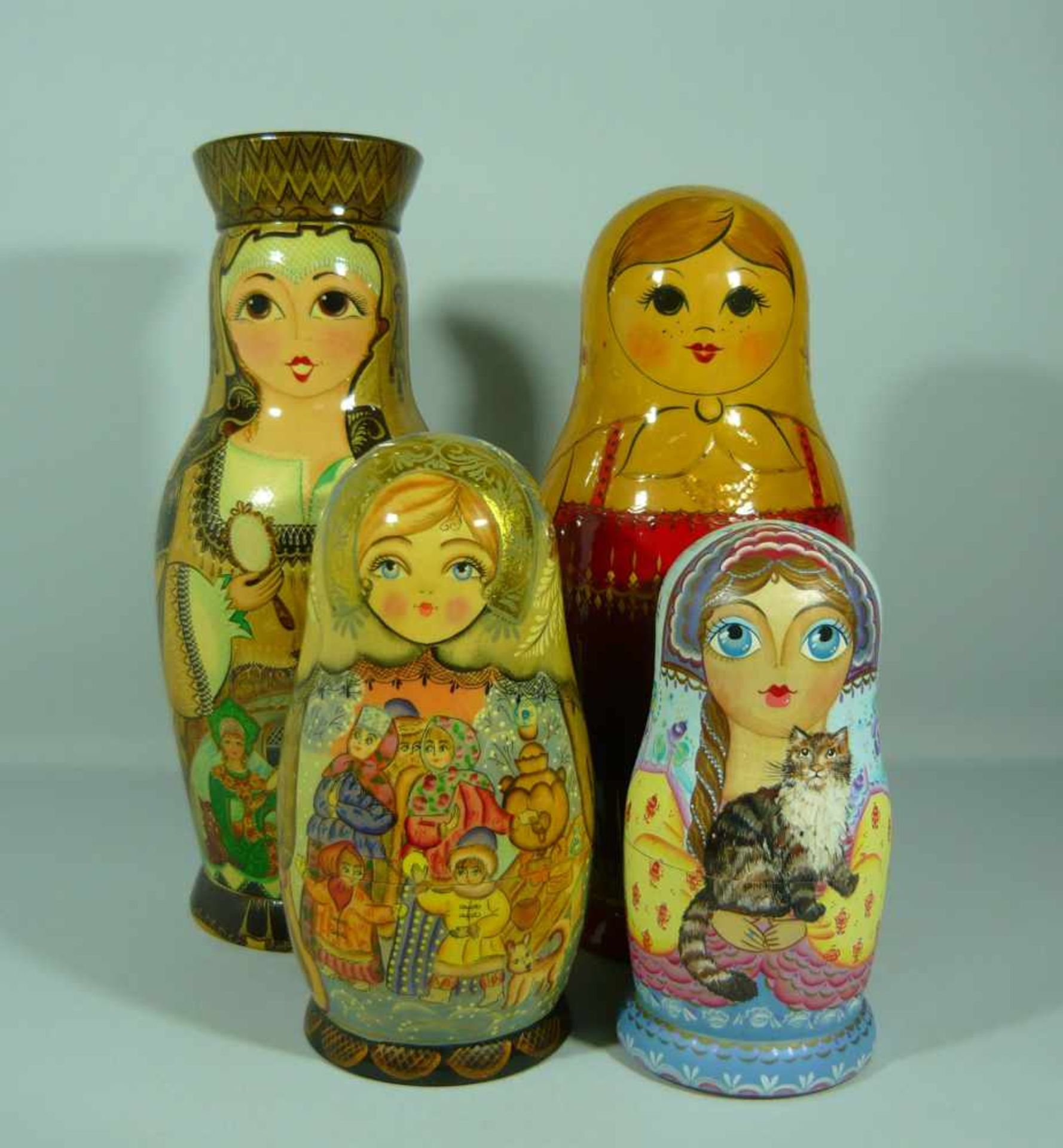 Spannendes Konvolut aus vier Matryoshkas. Polychrom bemalt auf Holz. Wohl 20. Jhdt. H. ca. 34 u.