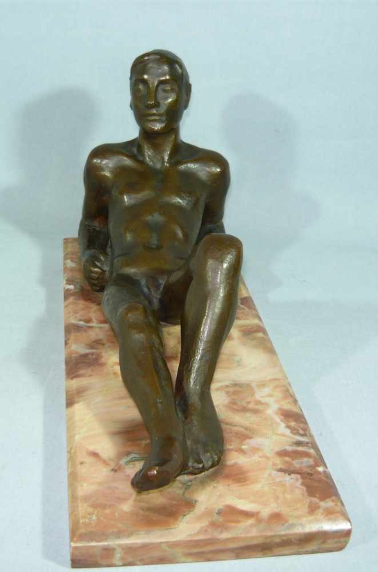 Skulptur eines liegenden männlichen Aktes. Bronze auf Steinsockel montiert. Wohl 19. Jhdt. Plinthe - Bild 2 aus 3