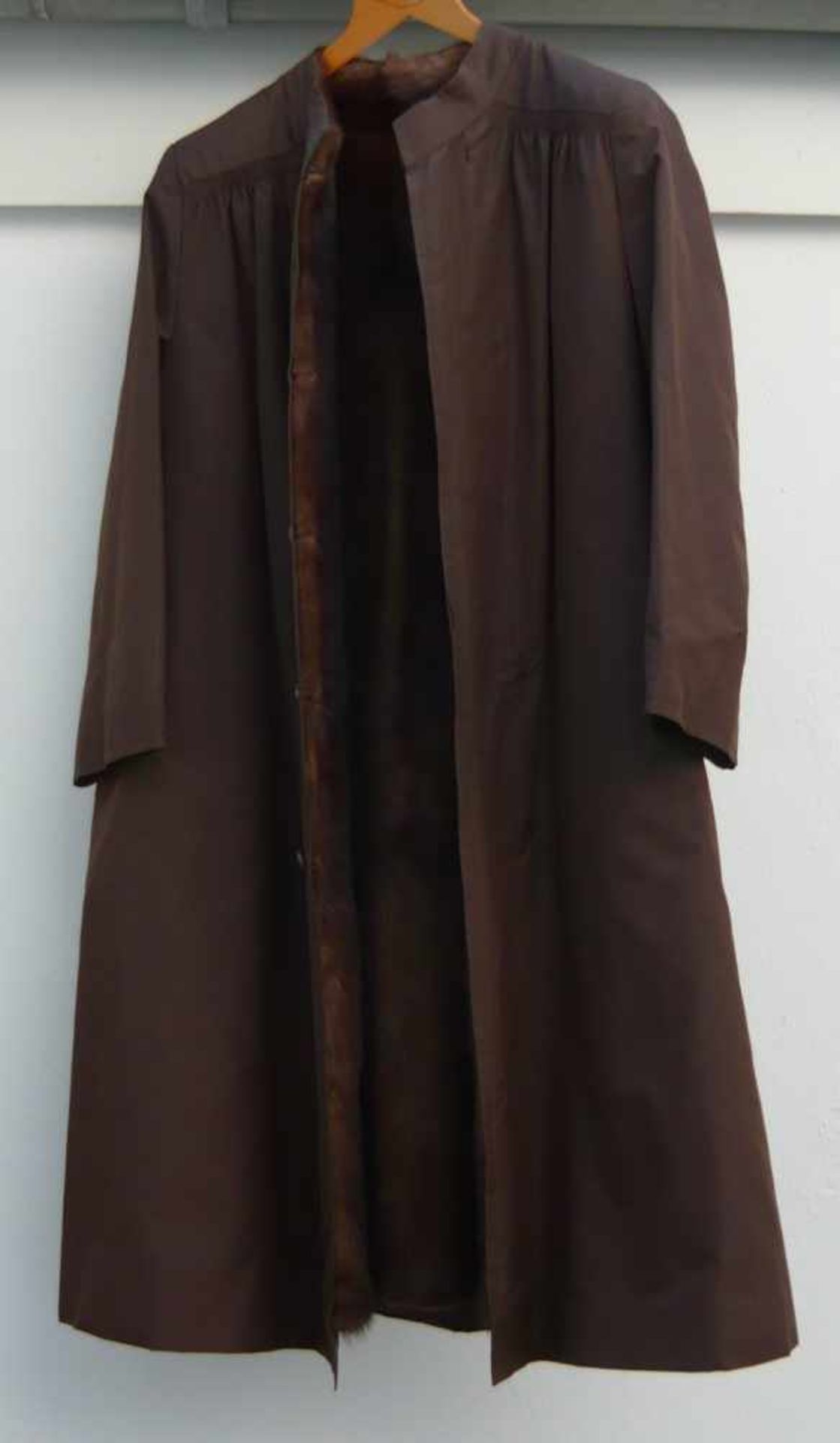 Langer brauner Mantel mit Nerz-Futter Innen. Top modisch und nahezu ungetragen.Long brown coat w.