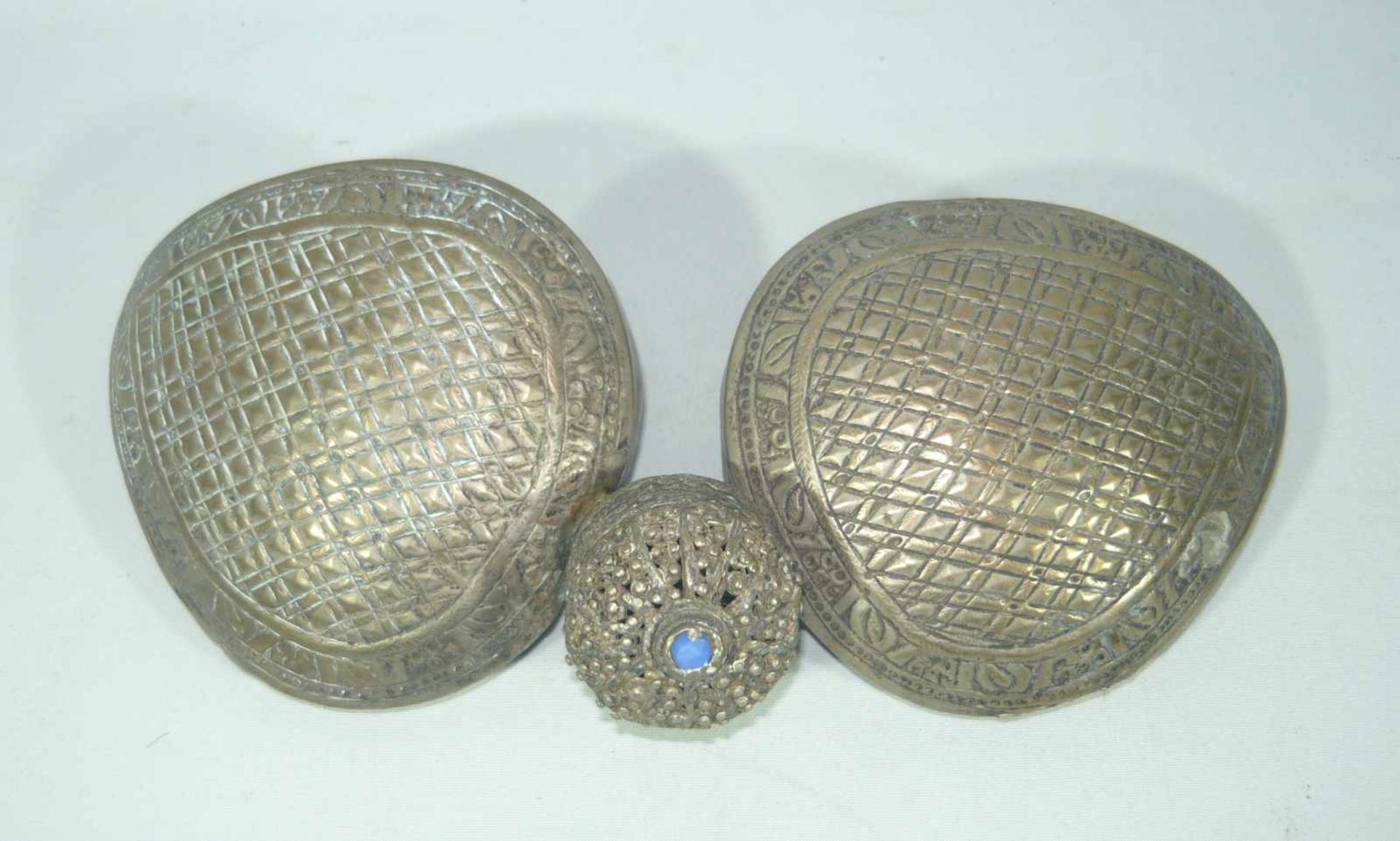 Gürtelschließe. Isfahan, Persien, um o. nach 1900. Wohl Silber. Gew. ca. 280 g. Br. ges. ca. 27 cm.