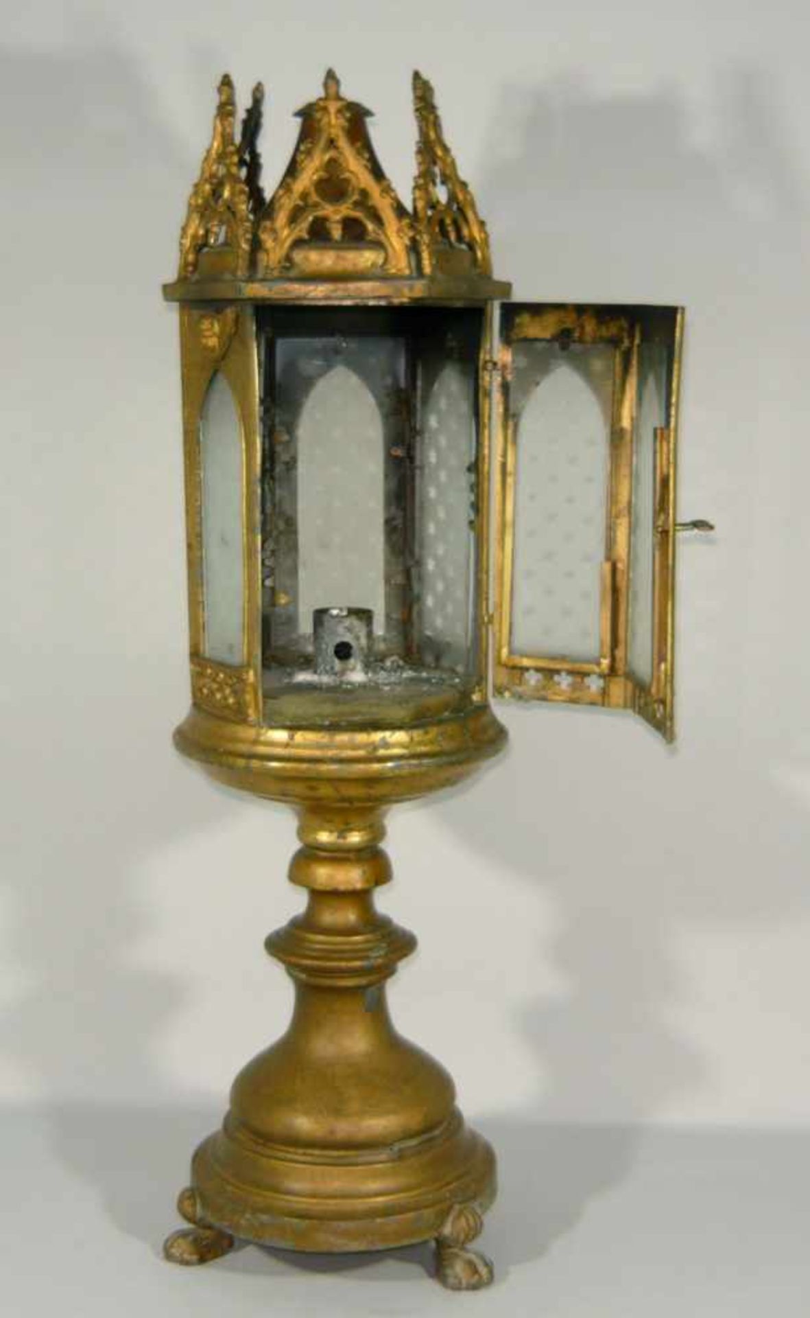Zweiteilige sakrale Lampe. Hexagonales Gehäuse in Form von Kirchenfenstern. Kann geöffnet werden. - Bild 2 aus 2