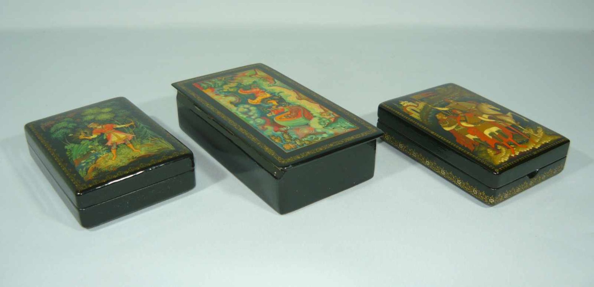 Palech, Cholui u.a. Konvolut aus drei russischen Lackdosen mit Märchenmotiven. Polychrome - Bild 2 aus 3