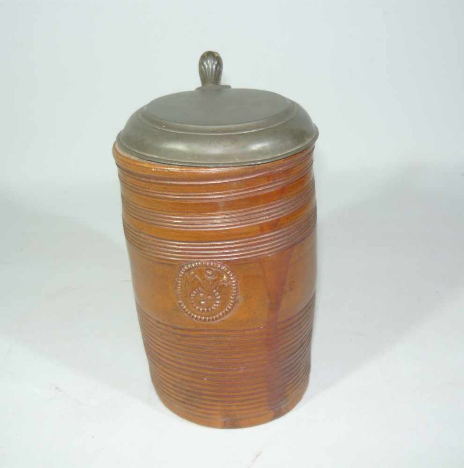 Großer Walzenkrug mit Zinndeckel. Wohl um 1700. H. ca. 21 cm. Altersspuren.Large cylinder-mug with - Image 2 of 2