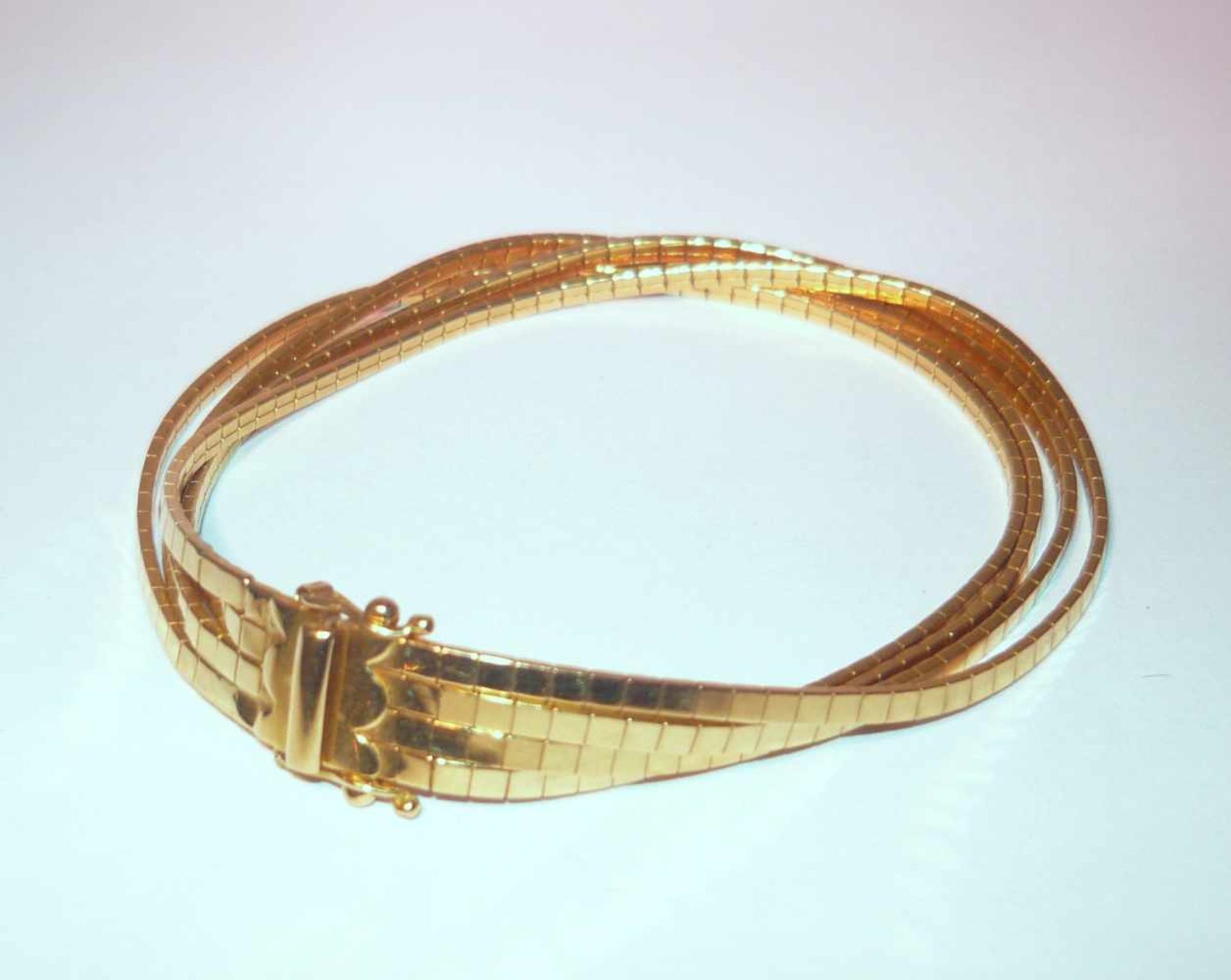 Vierreihiges Armband in 750er GG (18K). Gew. ca. 25,2 g. Four row armband in 750 GG (18K). Weigh.