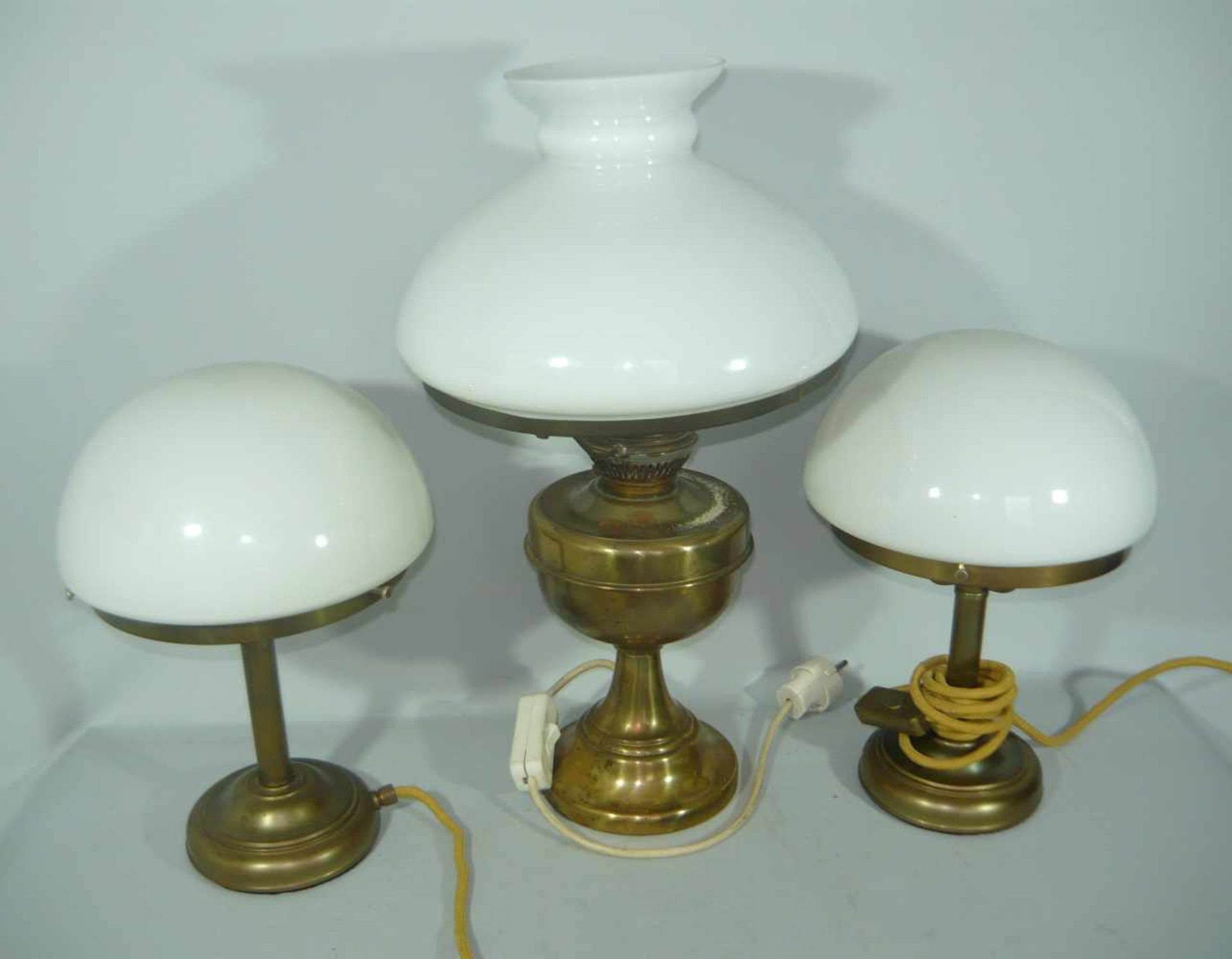 Konvolut drei Vintage Lampen mit weißen Glasschirmen. H. ca. 46 cm u. kl. Keine Garantie auf