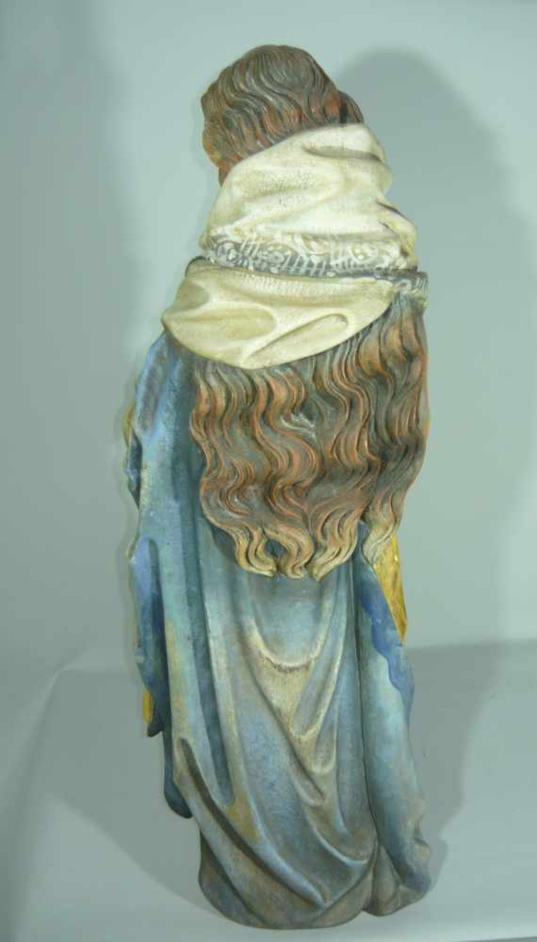 Große Figur. Darstellung der Maria mit Buch. Holz, handgeschnitzt u. farbig gefasst. Wohl 20. - Bild 2 aus 3