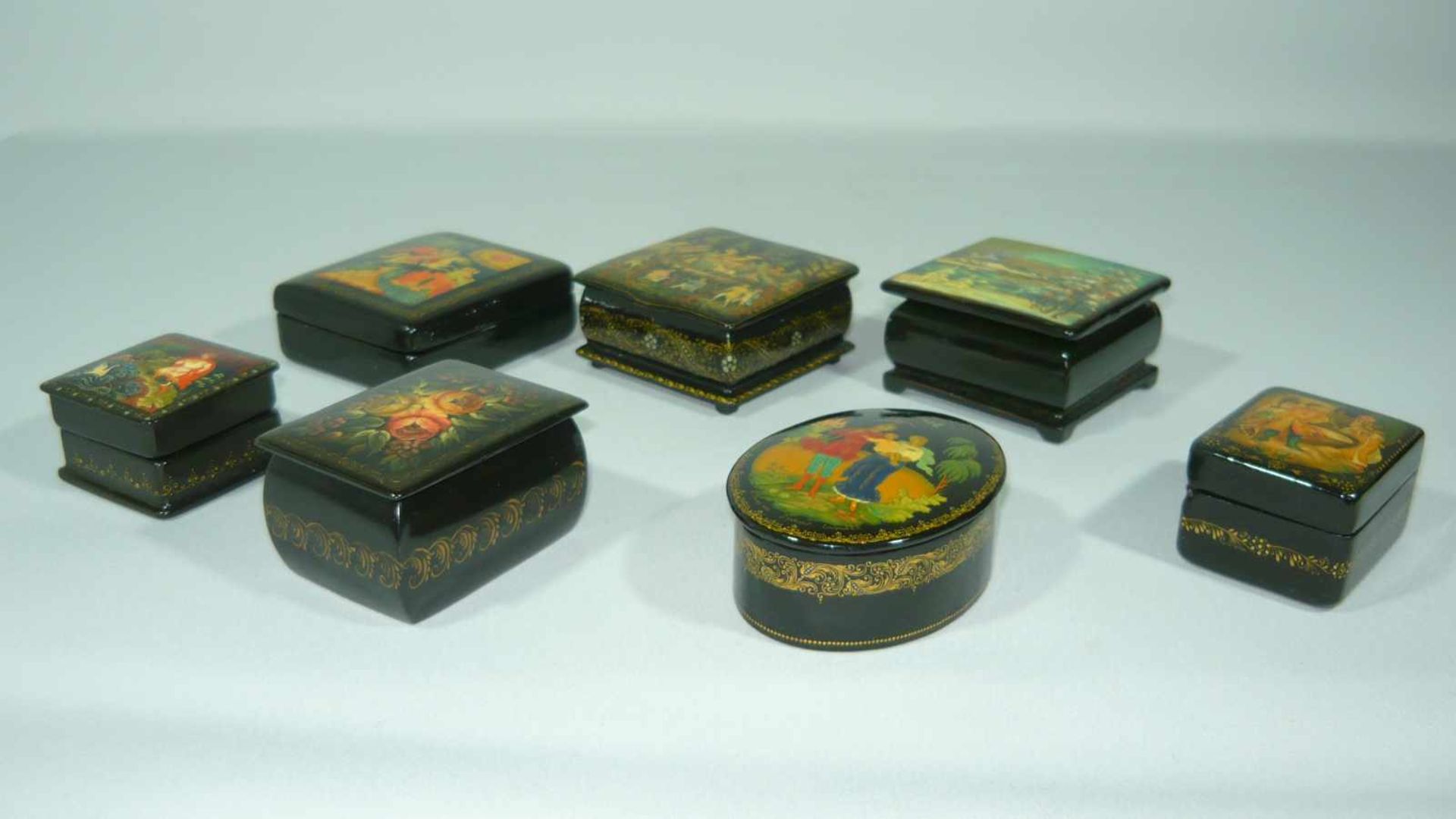 Palech, Mstjora u.a. Konvolut aus sieben russischen Lackdosen mit Märchenmotiven. Polychrome - Bild 2 aus 2
