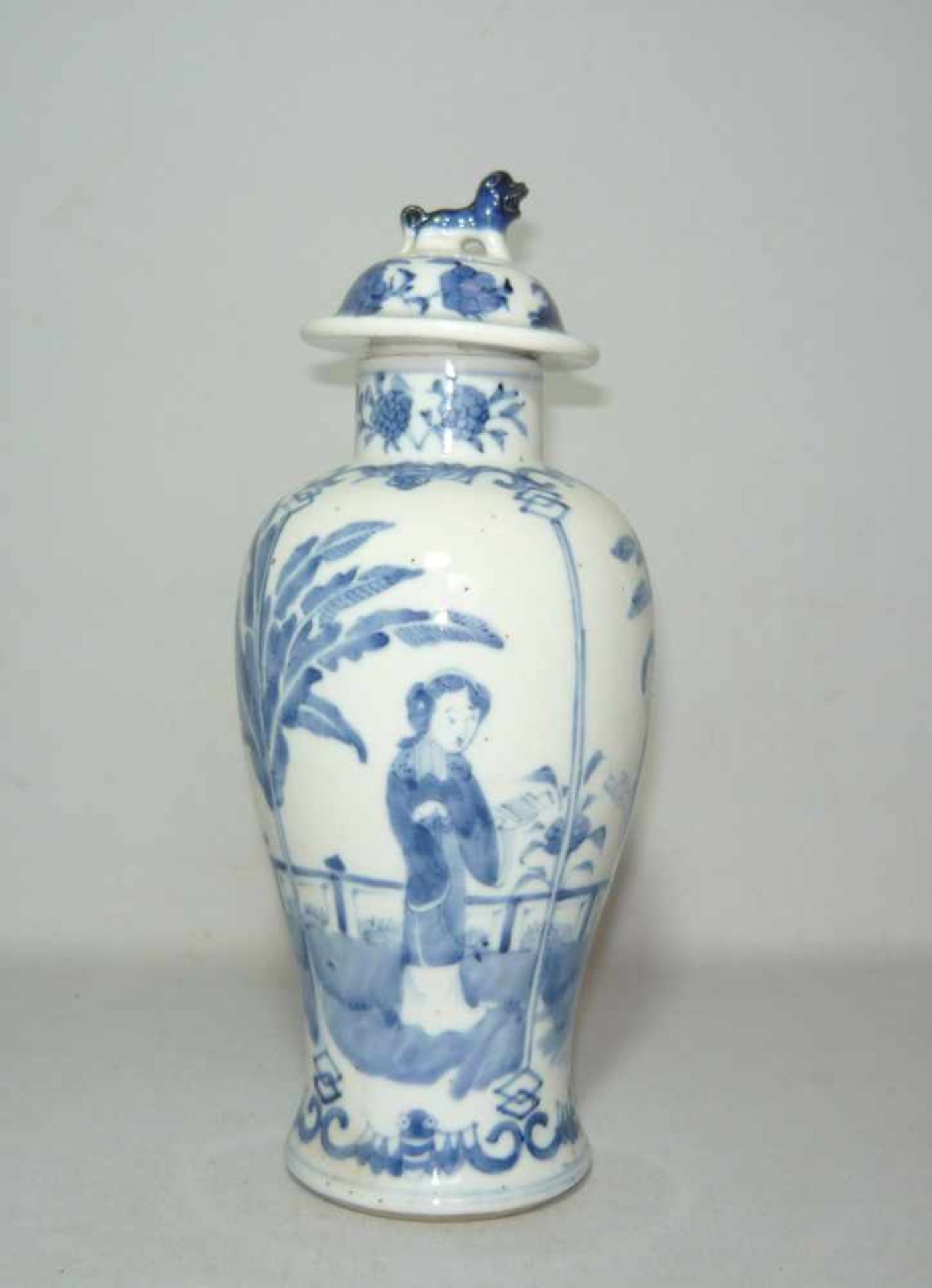 Formschöne Deckelvase. Umlaufende figürliche Szenerie. China, vor 1900. Im Boden gemarkt. H. ca.
