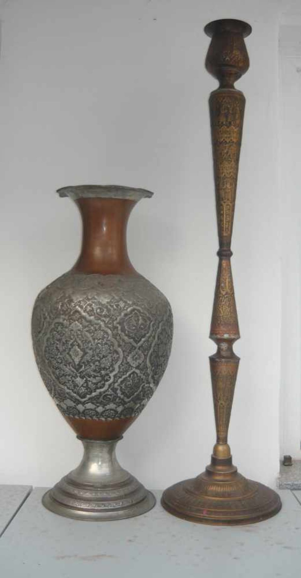 Großer Kerzenleuchter und Vase. Kupfer und Versilbertes Kupfer. Isfahan, Persien. Um o. nach 1900.