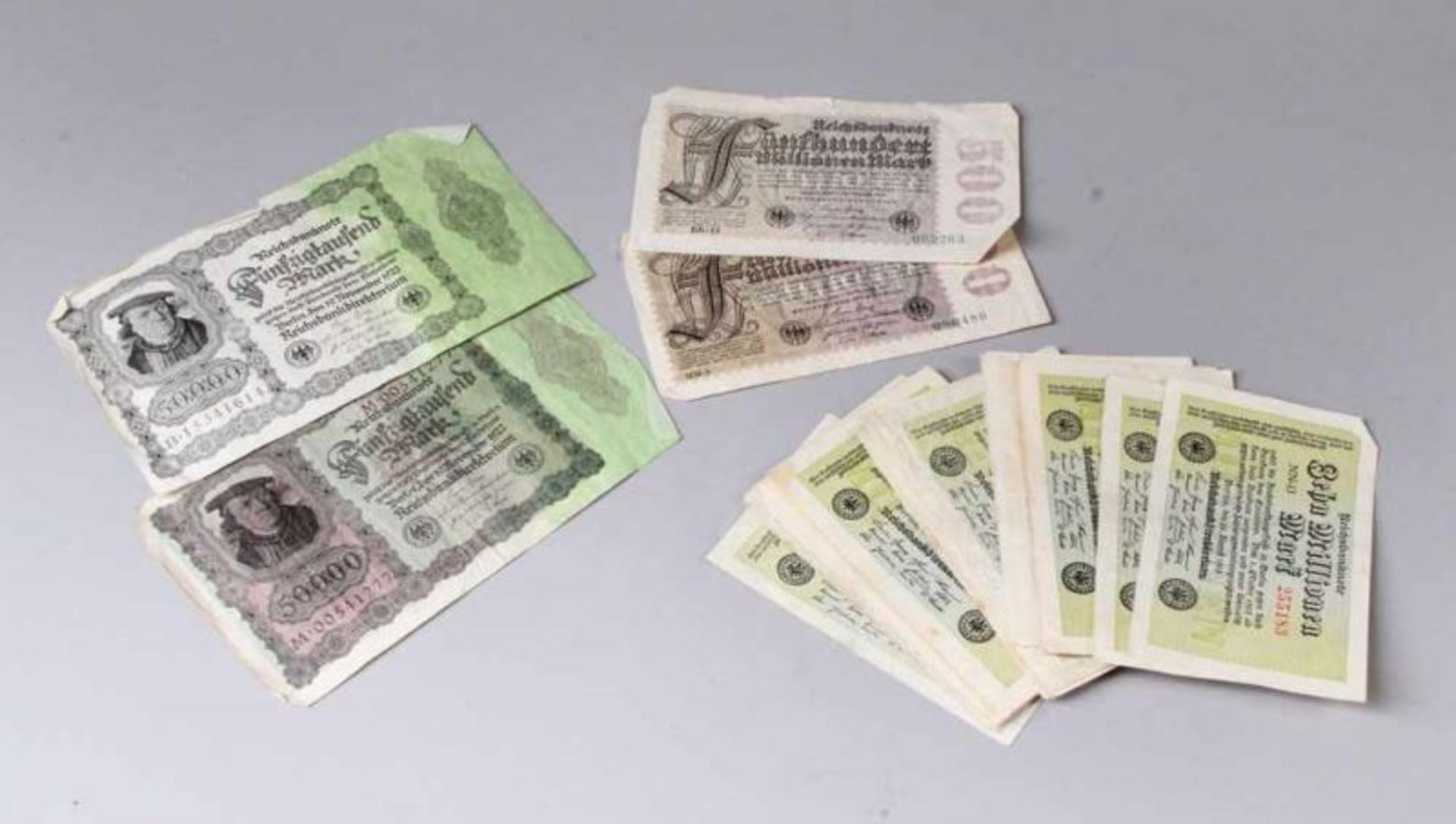 Konvolut Reichsbanknoten.Bestehend aus ca. 35 x 10 Millionen Mark, Berlin 22. Aug 1923, 2 x 50.000
