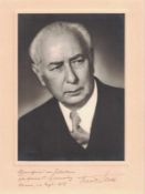 Geschenk Portrait.Foto von Theodor Heuss mit eigenhändiger Unterschrift "Ehrenfried von Holleben zur