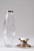 Kerzenständer.Wilkens, Silber 835. Dazu Kristallglasvase mit Silbermontierung. H: bis 27 cm. 20.00 %